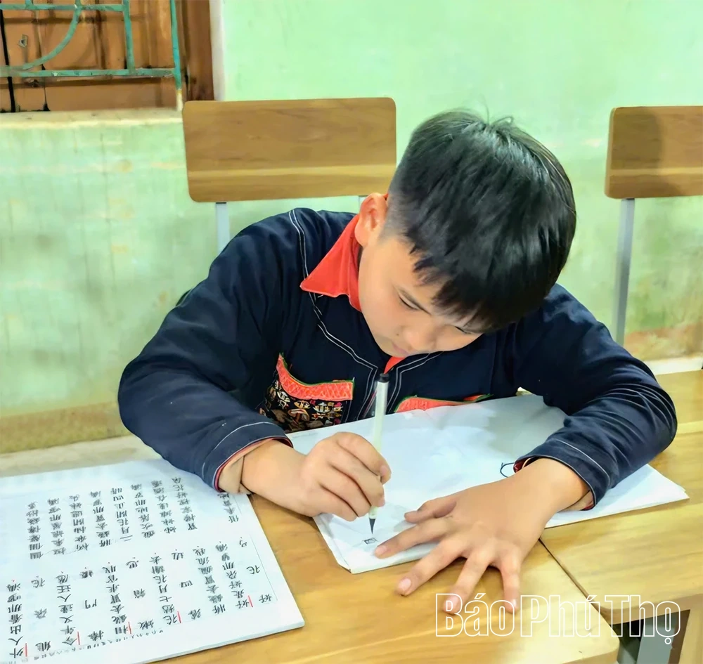 Giữ g&igrave;n chữ viết của người Dao Quần Chẹt