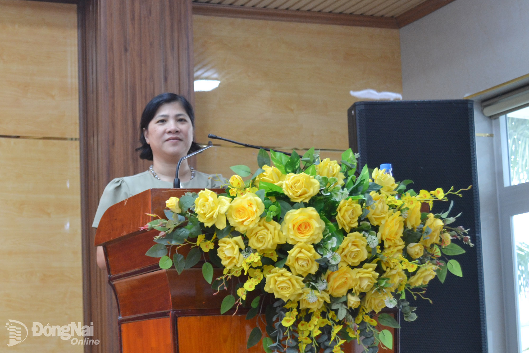 Phó ban Tuyên giáo và Dân vận Đảng ủy các cơ quan Đảng tỉnh Đinh Thị Trúc Ngân, báo cáo viên tại lớp học. Ảnh: Phương Hằng