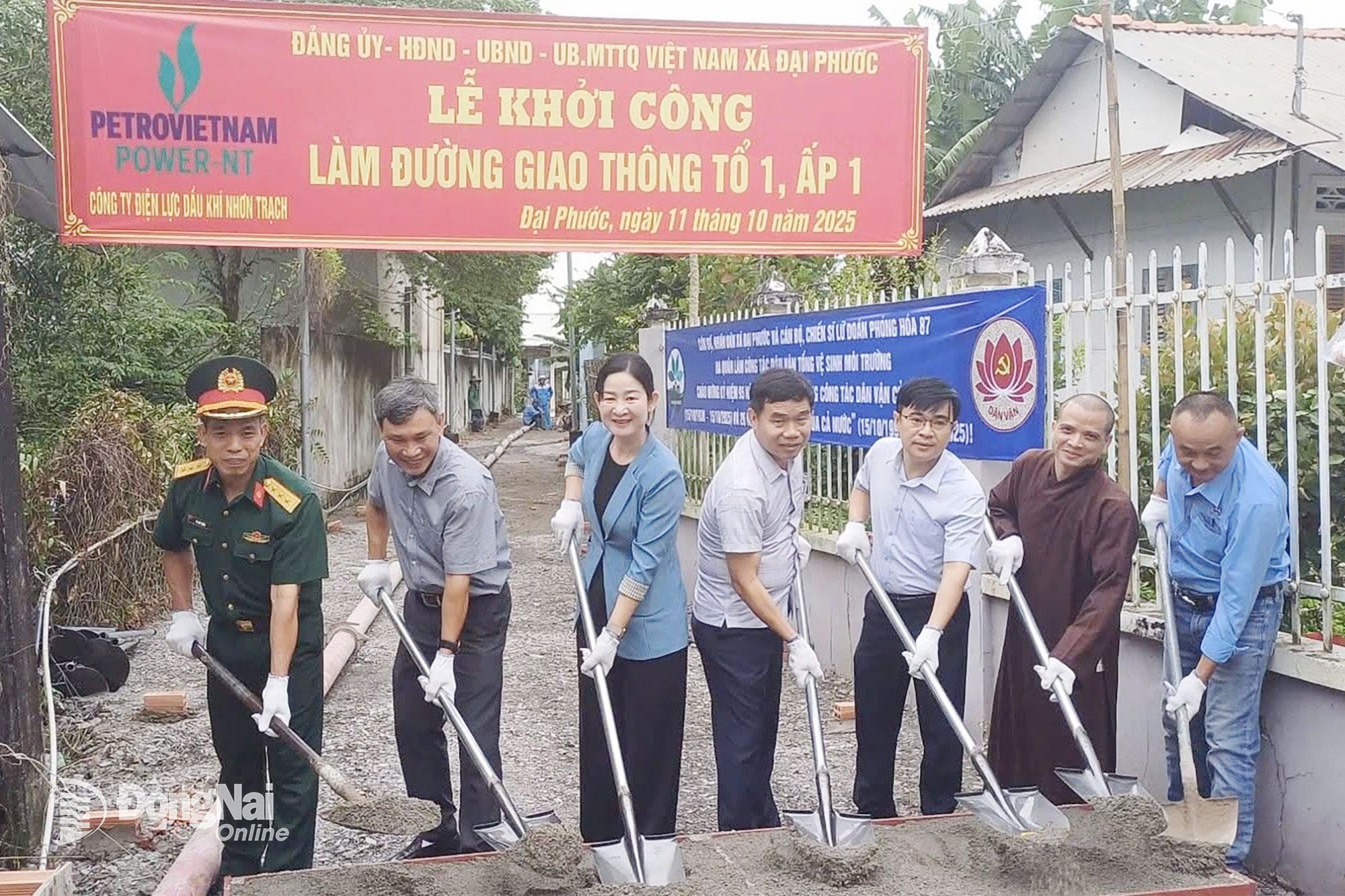 Lãnh đạo xã Đại Phước và các đơn vị phối hợp làm dân vận trong lễ ra quân. Ảnh: ĐVCC