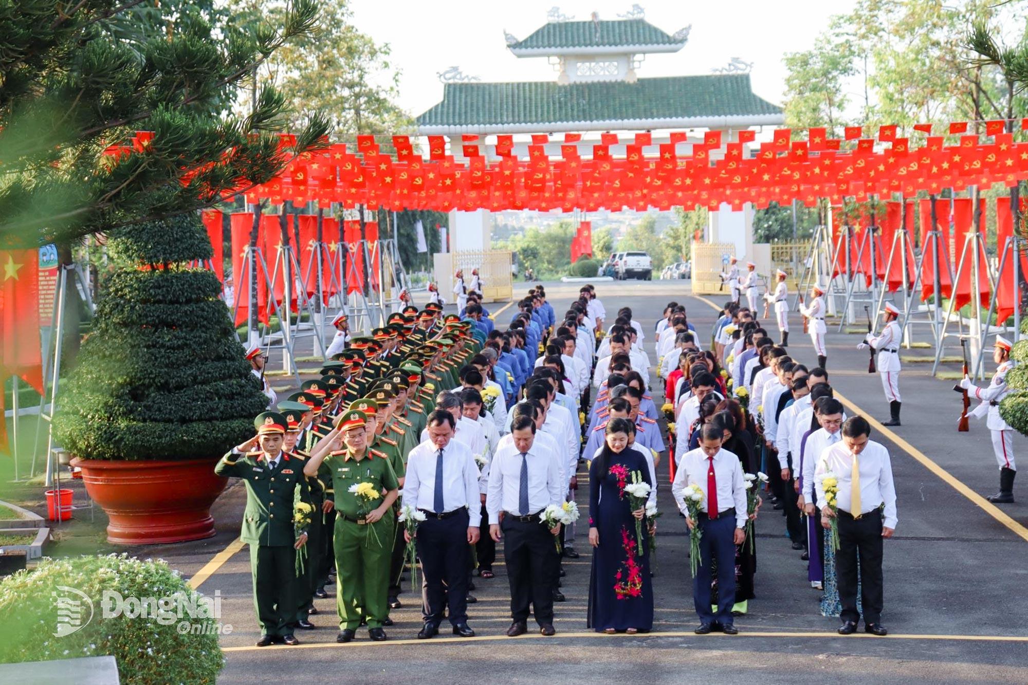 Lãnh đạo tỉnh và đại biểu mặc niệm tưởng nhớ anh linh Chủ tịch Hồ Chí Minh, các mẹ Việt Nam anh hùng, các anh hùng liệt sĩ. Ảnh: Nguyệt Hà