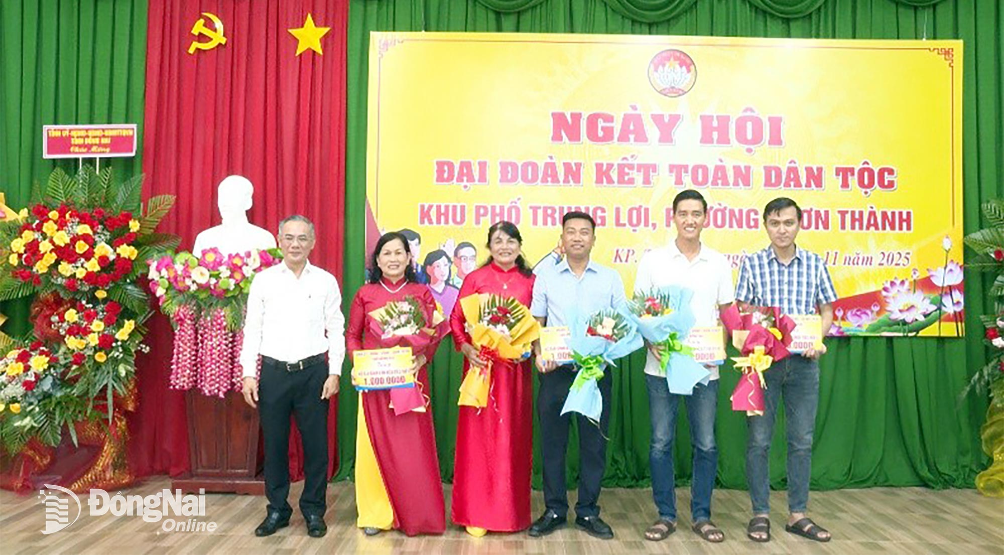 Tỉnh ủy viên, Phó Bí thư Đảng ủy UBND tỉnh Đồng Nai Phạm Thụy Luân trao tặng quà cho 5 gia đình văn hóa tiêu biểu của khu phố Trung Lợi. Ảnh: Đỗ Trình