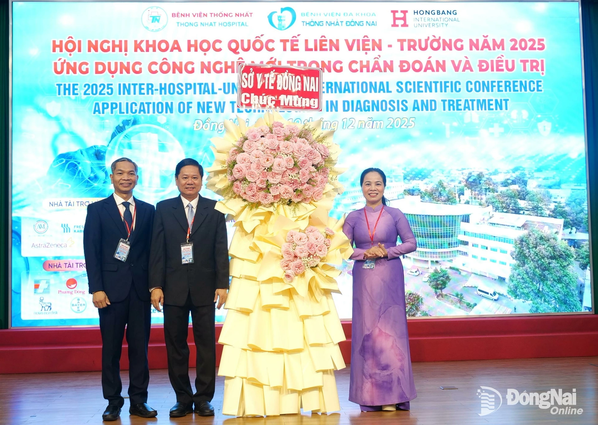 Gi&aacute;m đốc Sở Y tế Đồng Nai Đỗ Thị Nguy&ecirc;n tặng hoa ch&uacute;c mừng hội nghị. Ảnh: Hạnh Dung