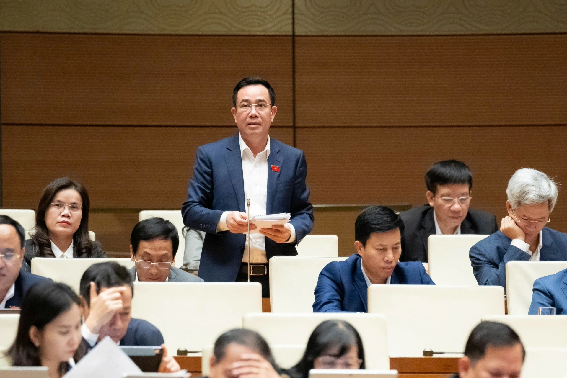 Đại biểu Nguyễn Văn Huy, Đoàn đại biểu Quốc hội tỉnh Hưng Yên phát biểu    