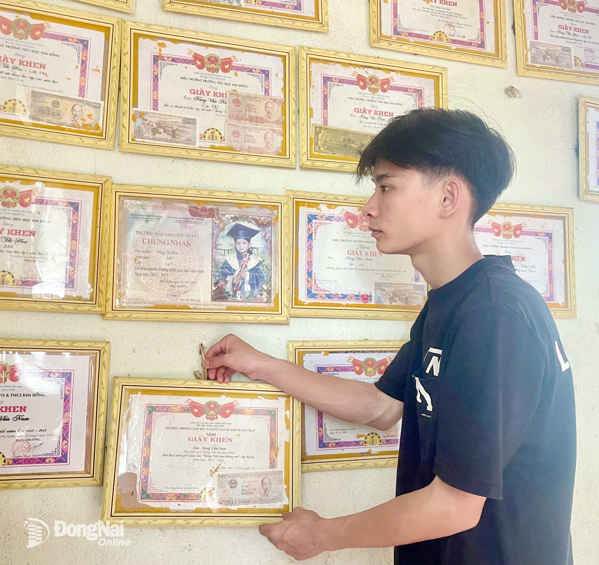 Những tấm giấy khen là minh chứng cho nỗ lực không ngừng nghỉ của Nam. Giờ đây, trong cảnh cút côi và nghèo khó khiến em đang phải đối diện với nguy cơ không thể đến giảng đường. Ảnh: Thu Hiền