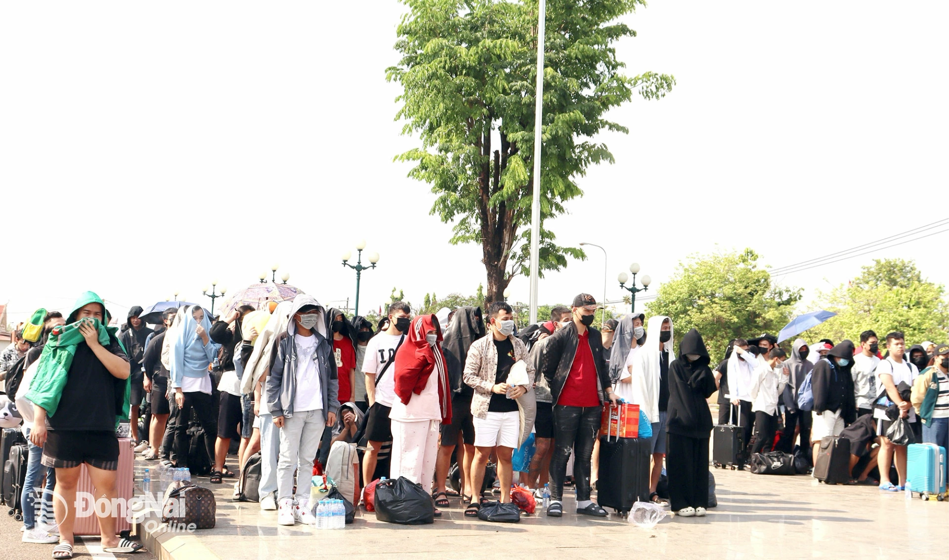 Công dân trong buổi tiếp nhận tại Cửa khẩu quốc tế Hoa Lư. Ảnh: Nguyệt Hà    