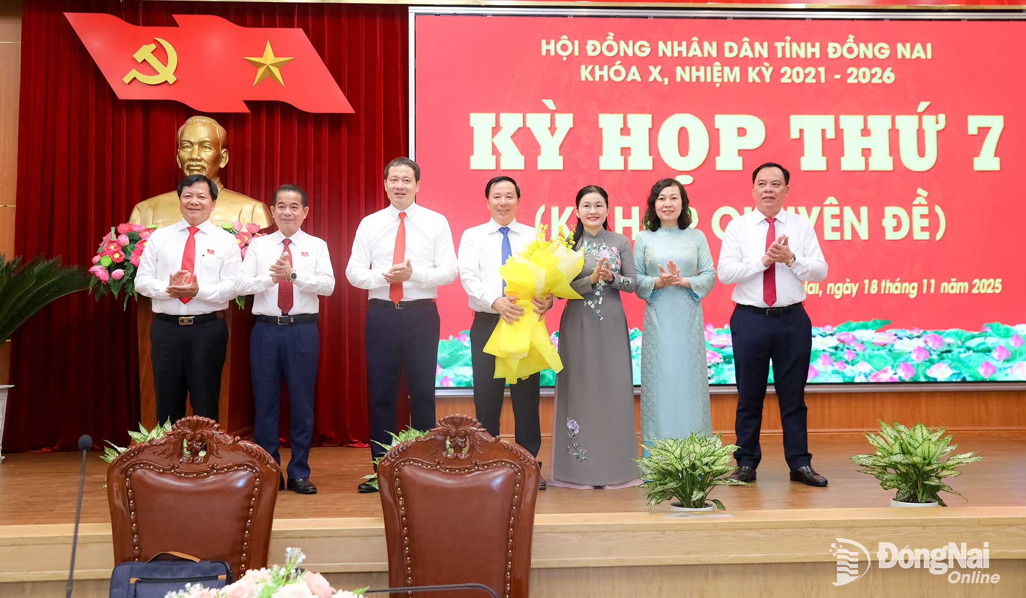 Đồng chí Vũ Hồng Văn, Bí thư Tỉnh ủy, Trưởng đoàn Đại biểu Quốc hội tỉnh; đồng chí Tôn Ngọc Hạnh, Ủy viên dự khuyết Trung ương Đảng, Phó Bí thư Thường trực Tỉnh ủy, Chủ tịch HĐND tỉnh; các đồng chí Phó Bí thư Tỉnh ủy; Phó Chủ tịch HĐND tỉnh Đồng Nai tặng hoa chúc mừng đồng chí Nguyễn Văn Út. Ảnh: Huy Anh