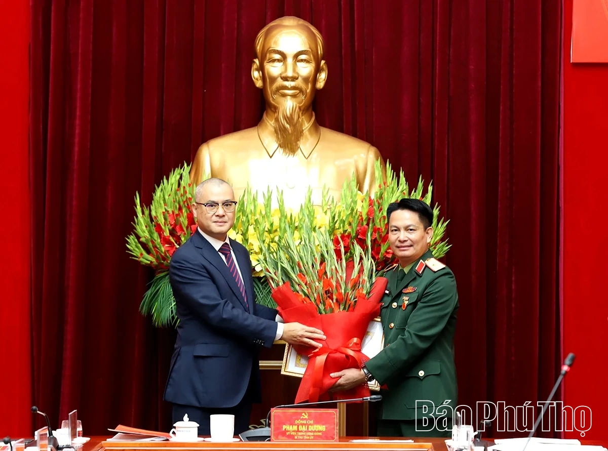 Trao Huy hiệu Đảng tặng Thiếu tướng Nguyễn Đ&igrave;nh Cương