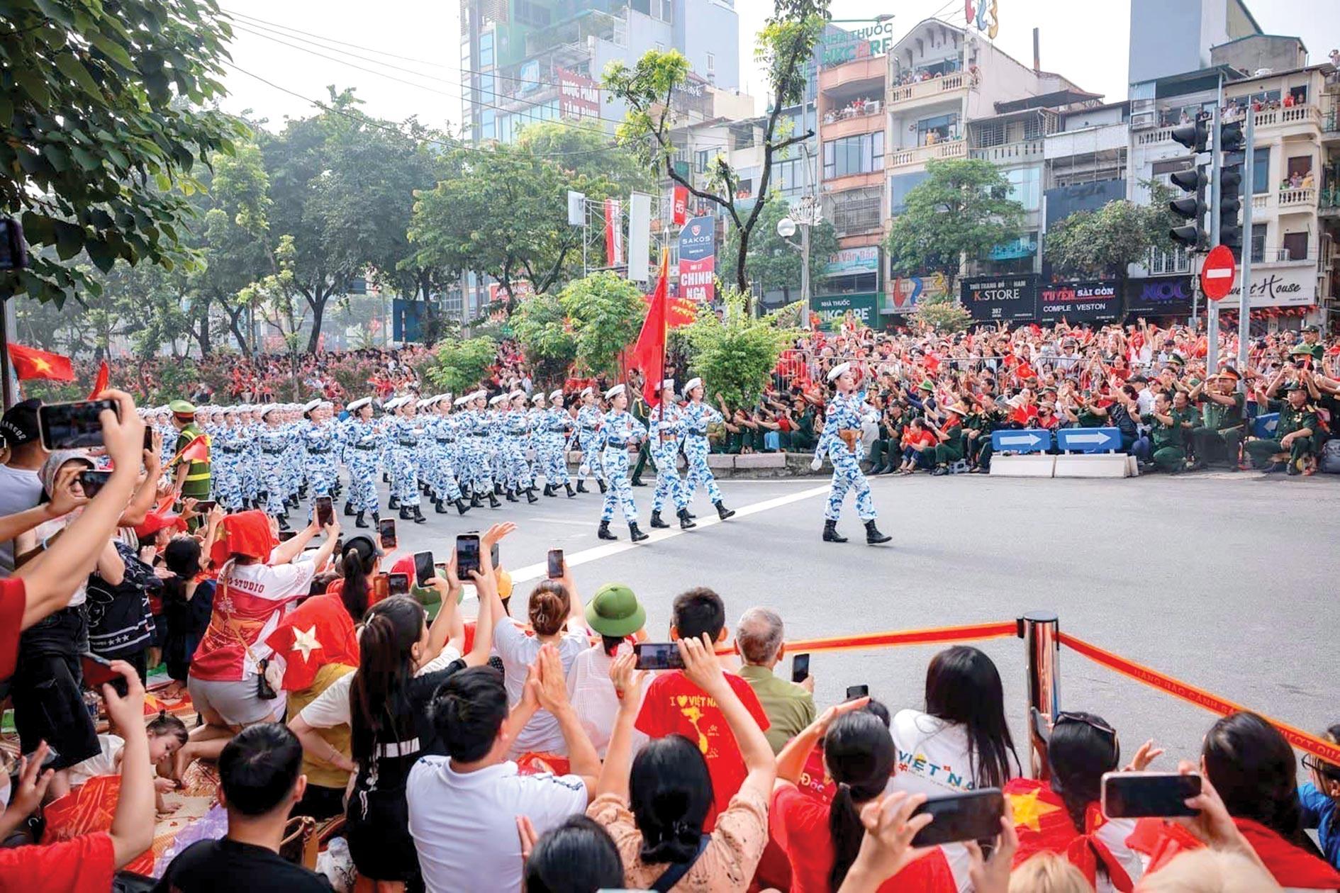 Người d&acirc;n ch&agrave;o đ&oacute;n c&aacute;c khối diễu binh, diễu h&agrave;nh kỷ niệm 80 năm C&aacute;ch mạng th&aacute;ng T&aacute;m th&agrave;nh c&ocirc;ng v&agrave; Quốc kh&aacute;nh 2-9.&nbsp;Ảnh: TTXVN