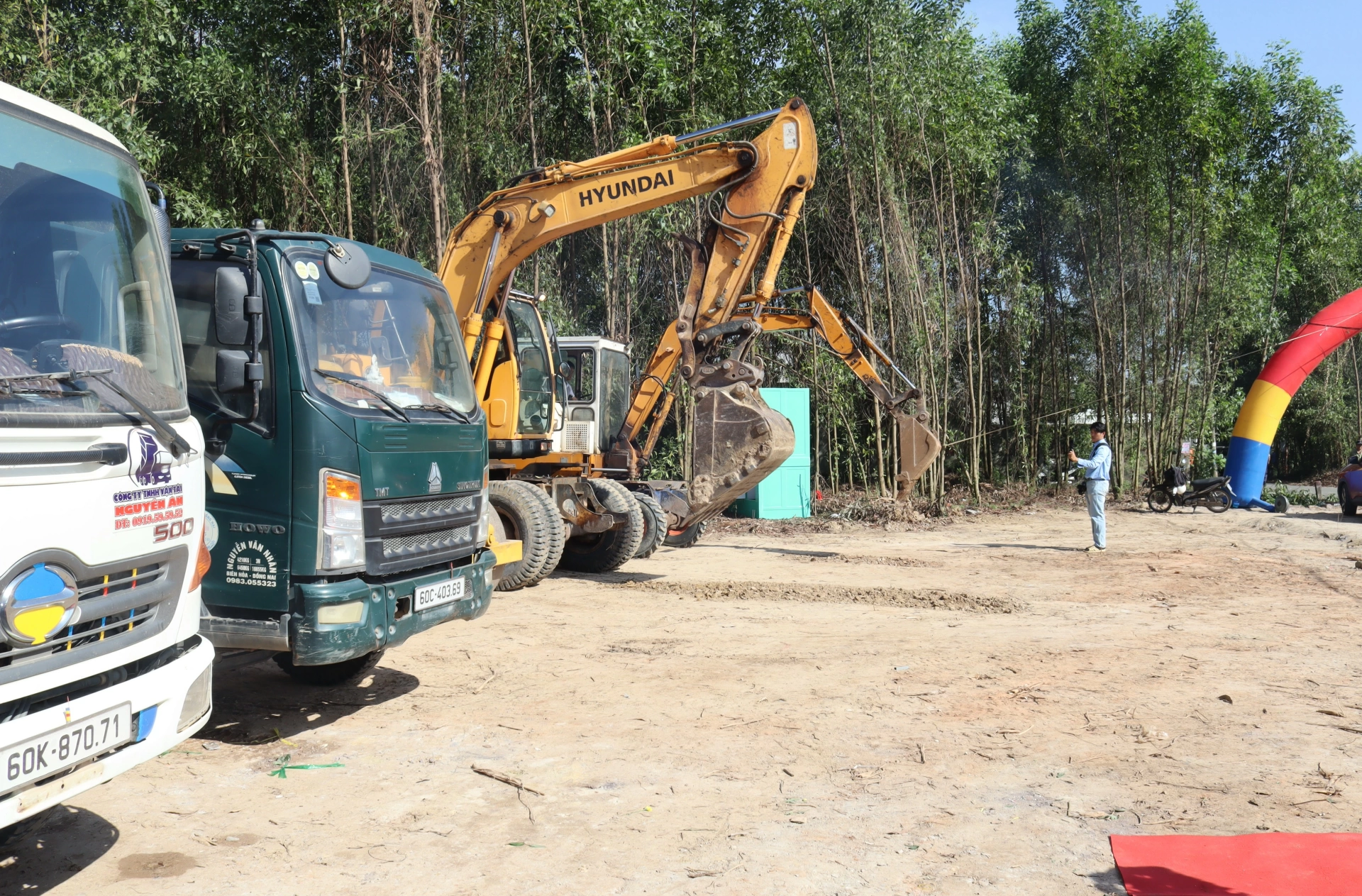 Nghi thức khởi động máy móc, khởi công  Dự án Xây dựng hạ tầng khu tái định cư hơn 49 ha tại phường Phước Tân. Ảnh: Hoàng Lộc