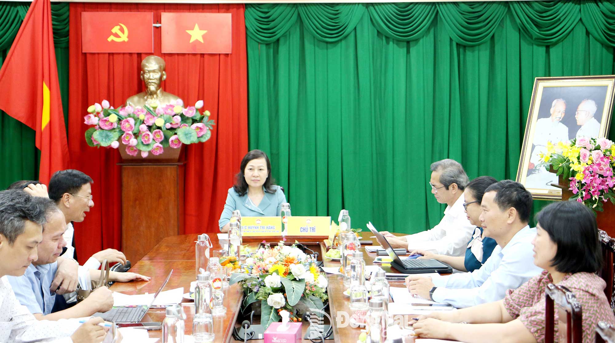 Đồng chí Huỳnh Thị Hằng, Phó Bí thư Tỉnh ủy, Chủ tịch Ủy ban MTTQ Việt Nam tỉnh chủ trì họp nghe báo cáo nội dung về Đề án sắp xếp Hội quần chúng do Đảng, Nhà nước giao nhiệm vụ. Ảnh: Văn Truyên