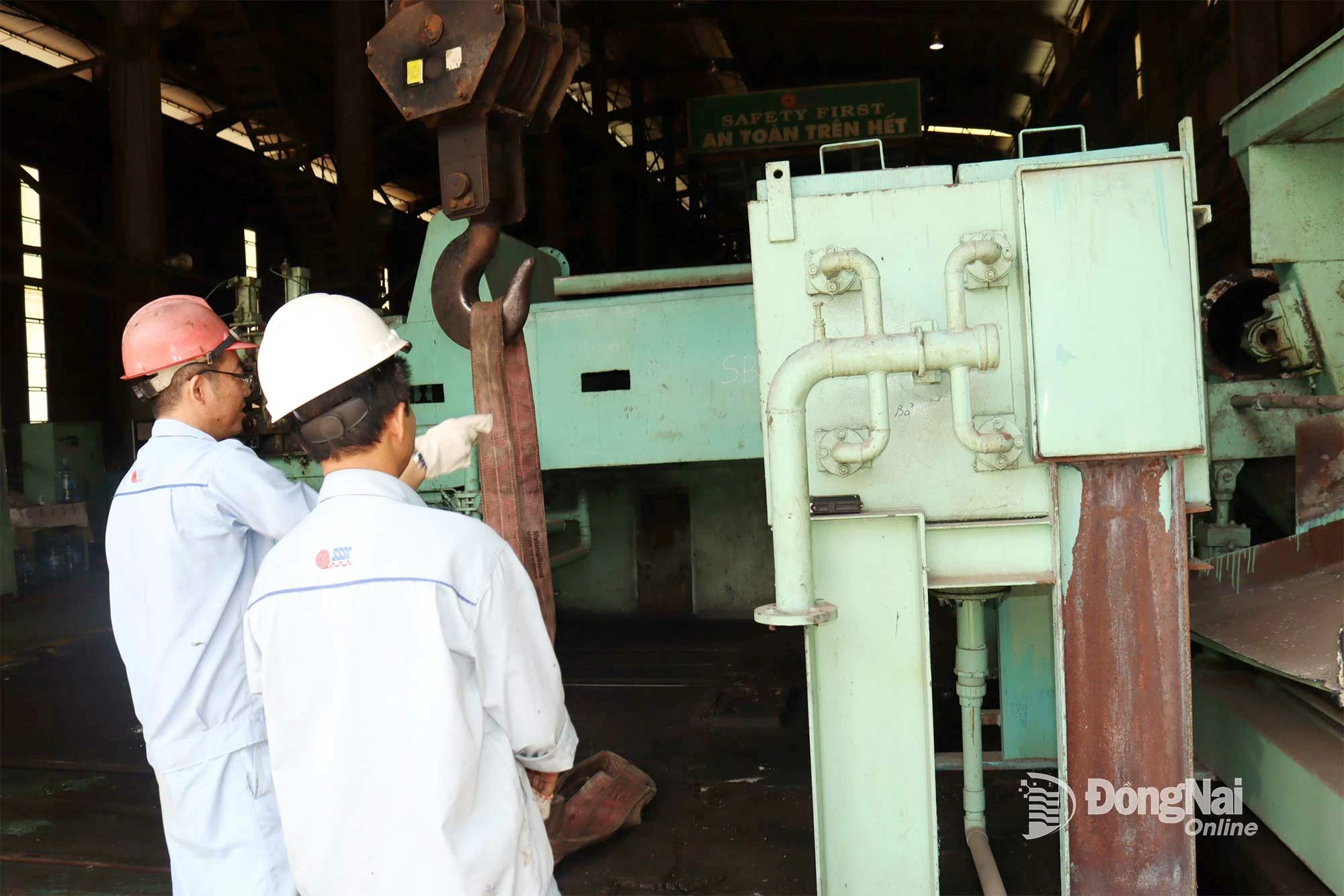   Một doanh nghiệp đang tổ chức tháo dỡ máy móc để di dời, trả lại mặt bằng cho Nhà nước. Ảnh: Hoàng Lộc