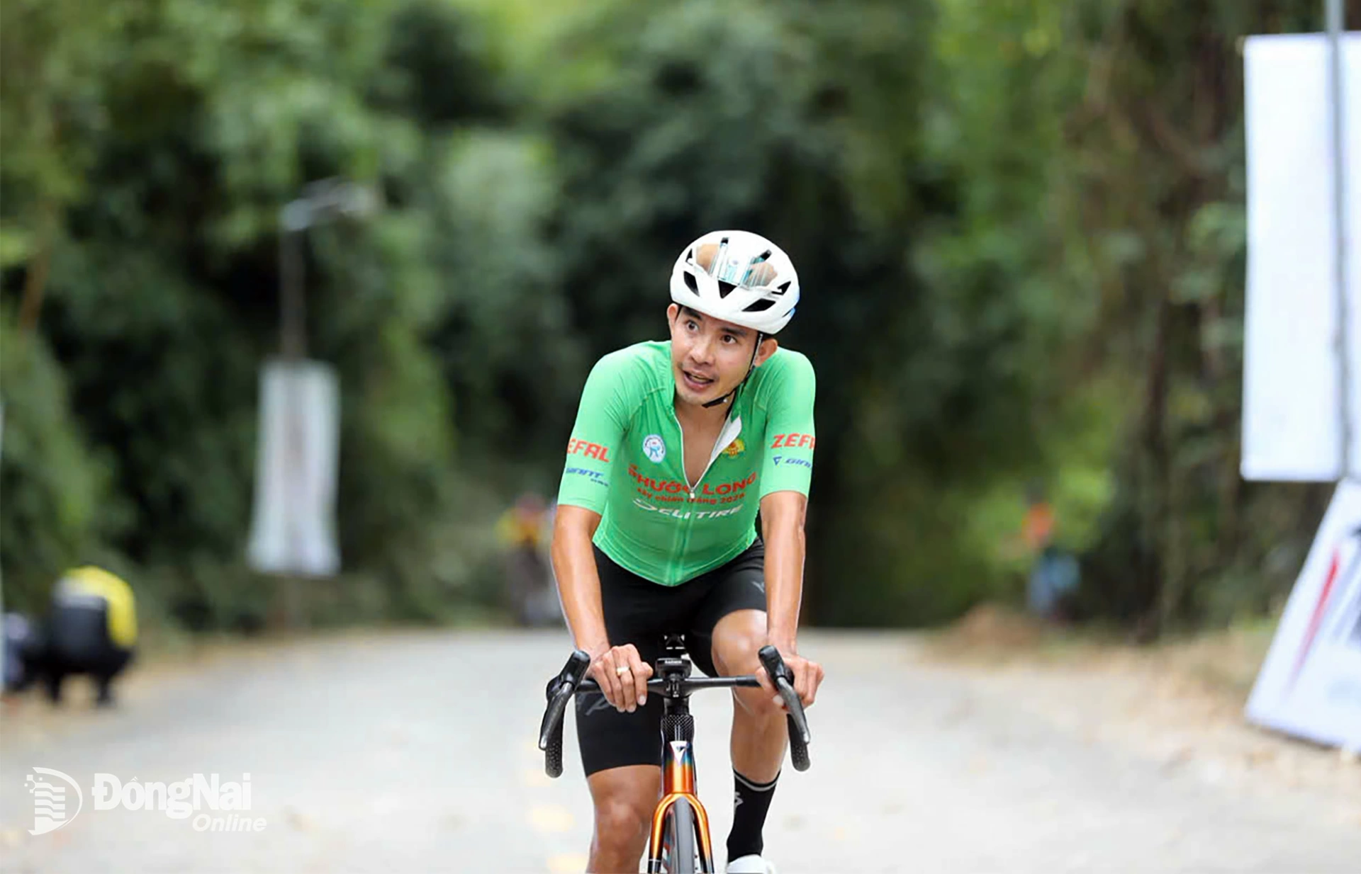 Cua-rơ Nguyễn Ho&agrave;ng Sang (V&otilde; Đắc Đồng Nai) về nh&igrave; chặng 2. Ảnh: Trần Cảnh