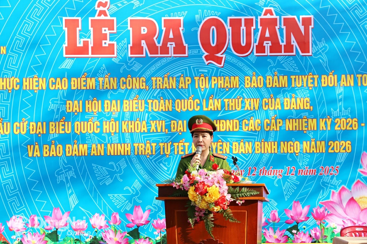 Trung tá Trần Thị Minh Huệ, Trưởng Công an xã quán triệt nhiệm vụ đến toàn lực lượng. Ảnh: Thu Bồn