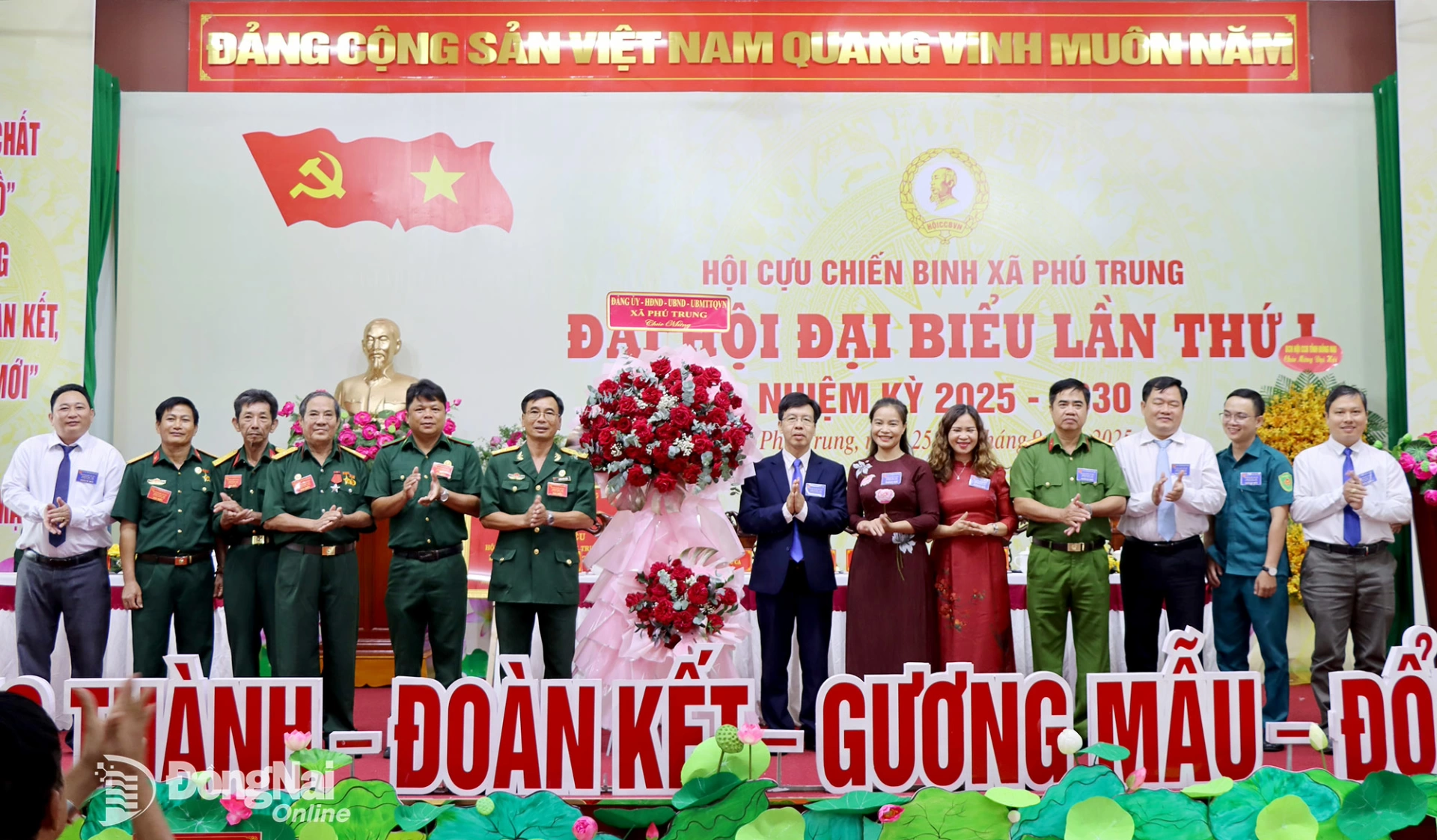 Lãnh đạo xã Phú Trung tặng lẵng hoa chúc mừng đại hội. Ảnh: Thanh Mảng