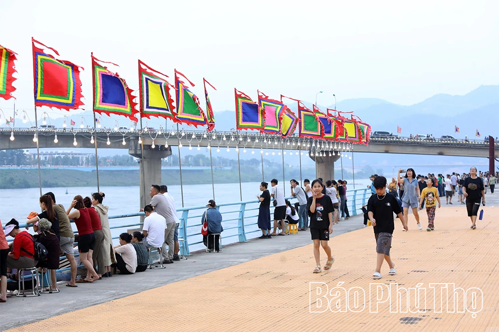 Lung linh đêm hội bên dòng Đà Giang