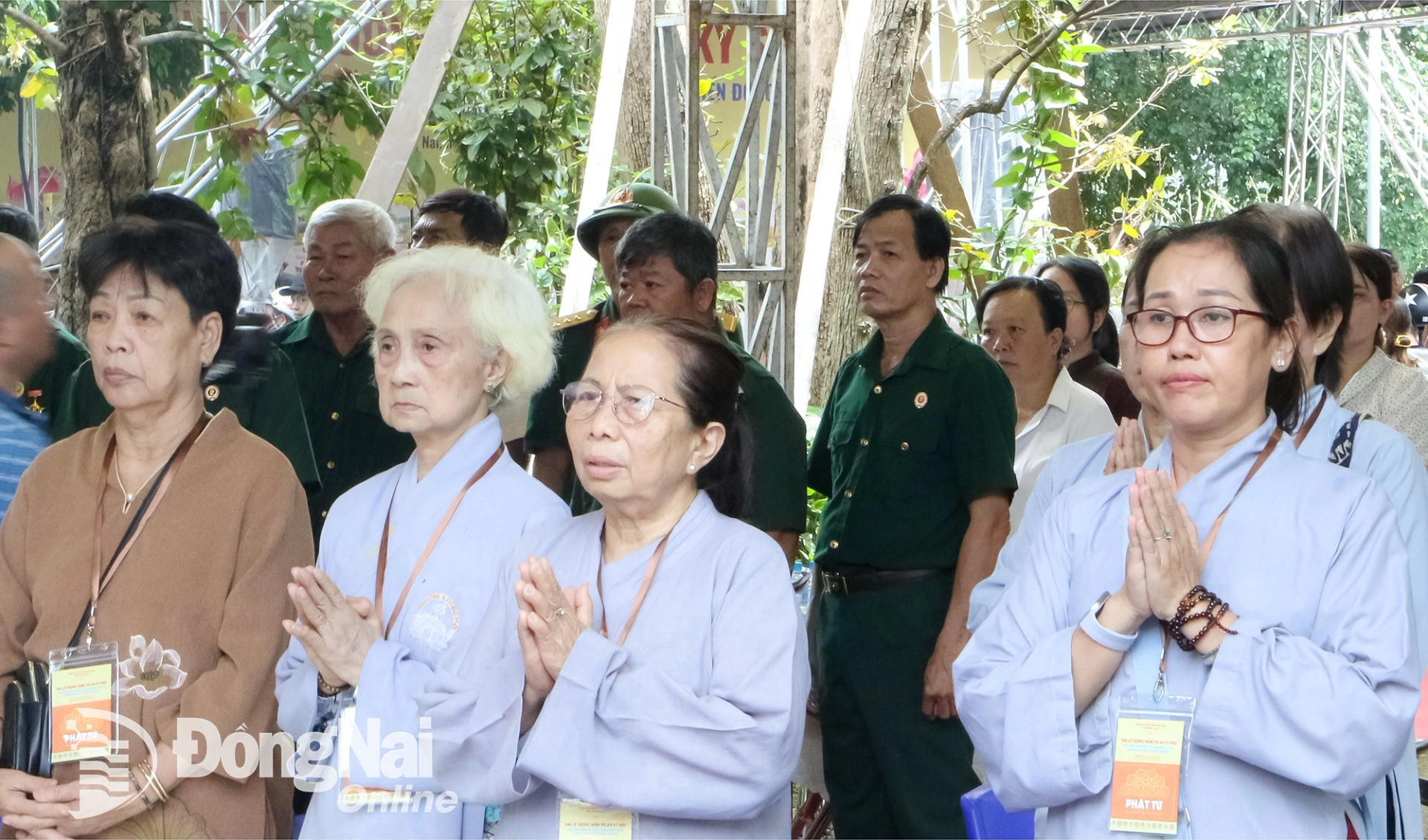 Phật tử thực hiện nghi thức tưởng niệm tại buổi lễ. Ảnh: Văn Truyên  