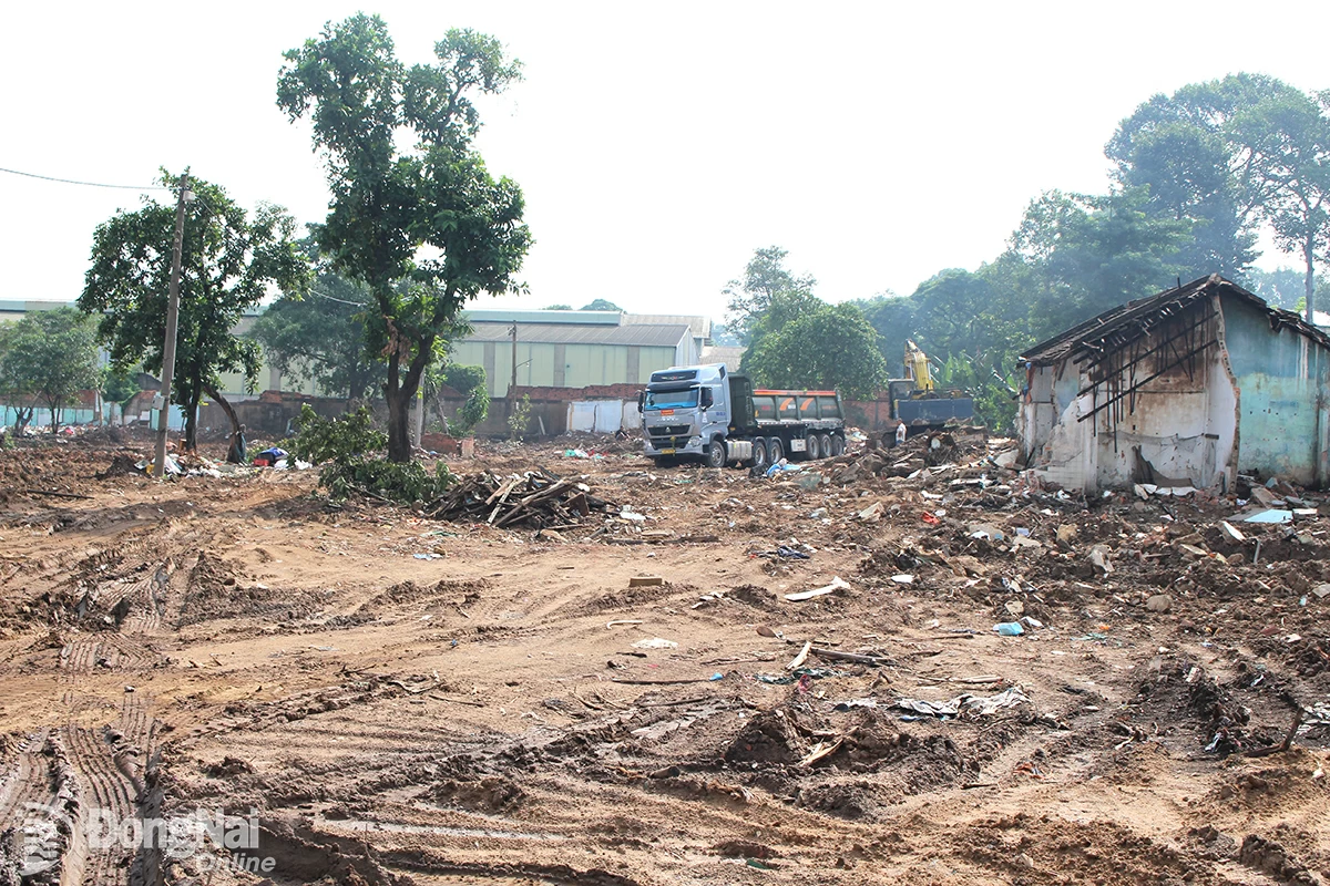 Một khu vực trong KCN Biên Hòa 1 đang được người dân tự tháo dỡ công trình bàn giao mặt bằng    
