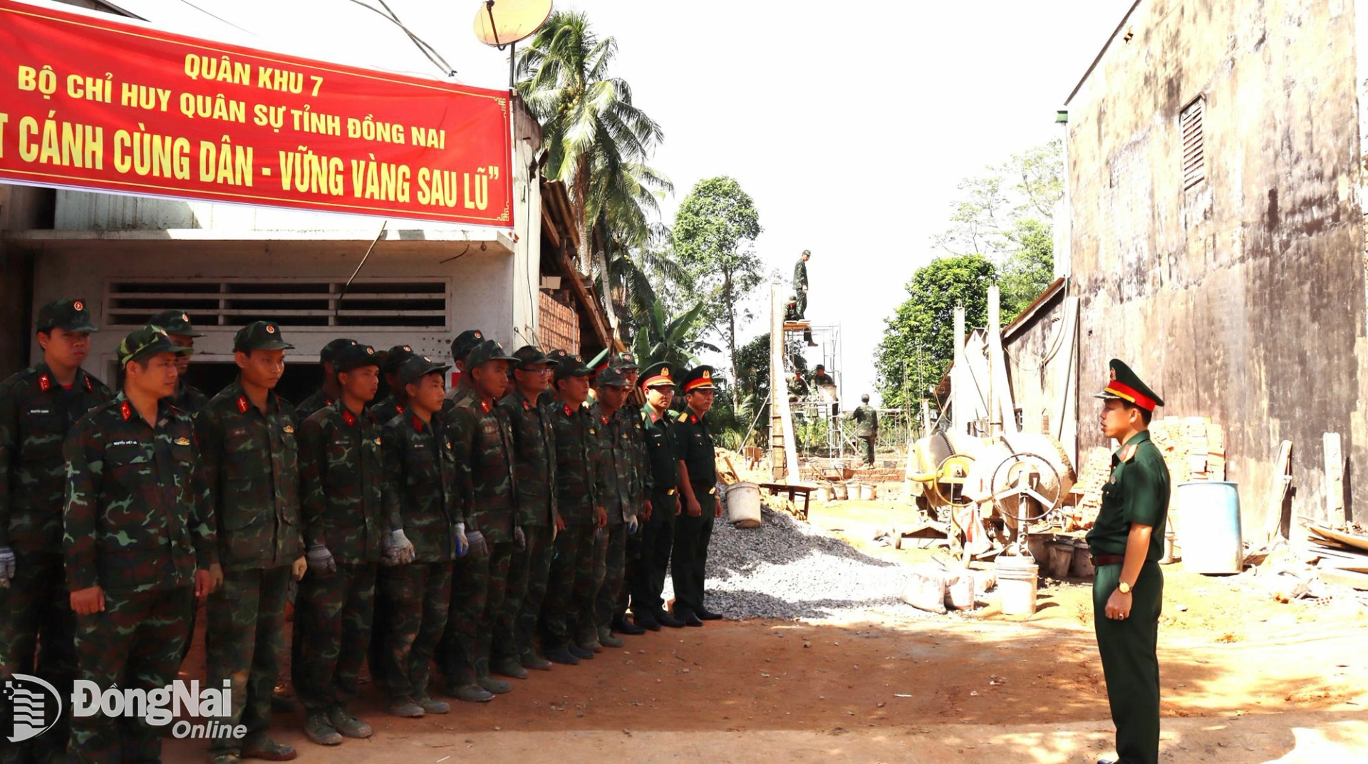 Thượng tá Bùi Khánh Hòa, Phó Chỉ huy trưởng Bộ Chỉ huy Quân sự tỉnh Đồng Nai quán triệt, động viên, nhắc nhở bộ đội quyết tâm hoàn thành sớm công trình giúp dân. Ảnh: Nguyệt Hà