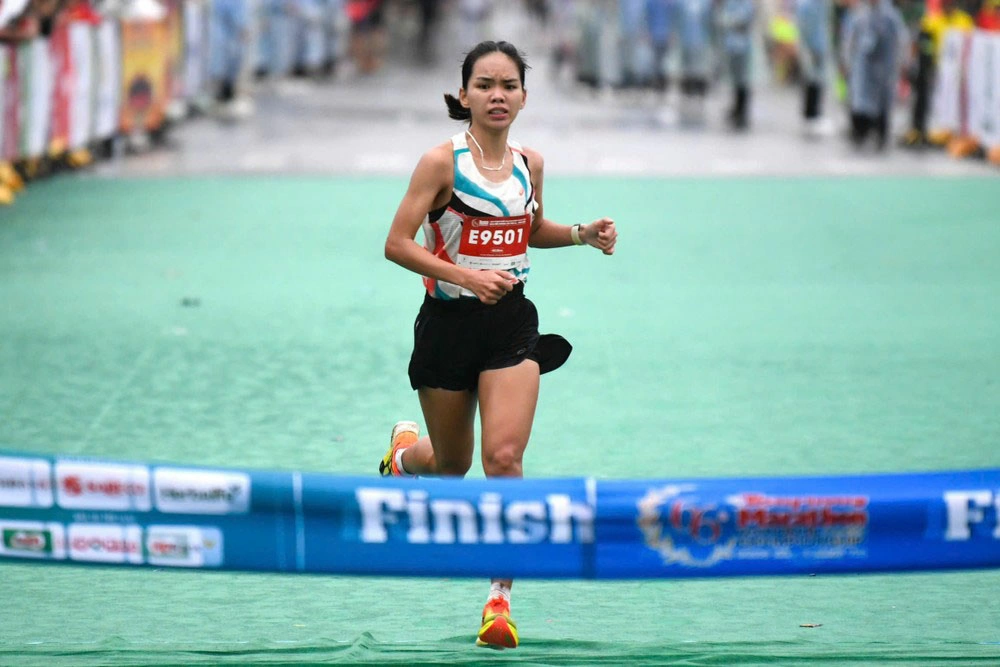 Hoàng Thị Ngọc Hoa (Đồng Nai) vô địch nội dung marathon nữ tại giải năm 2025. Ảnh: BTC  