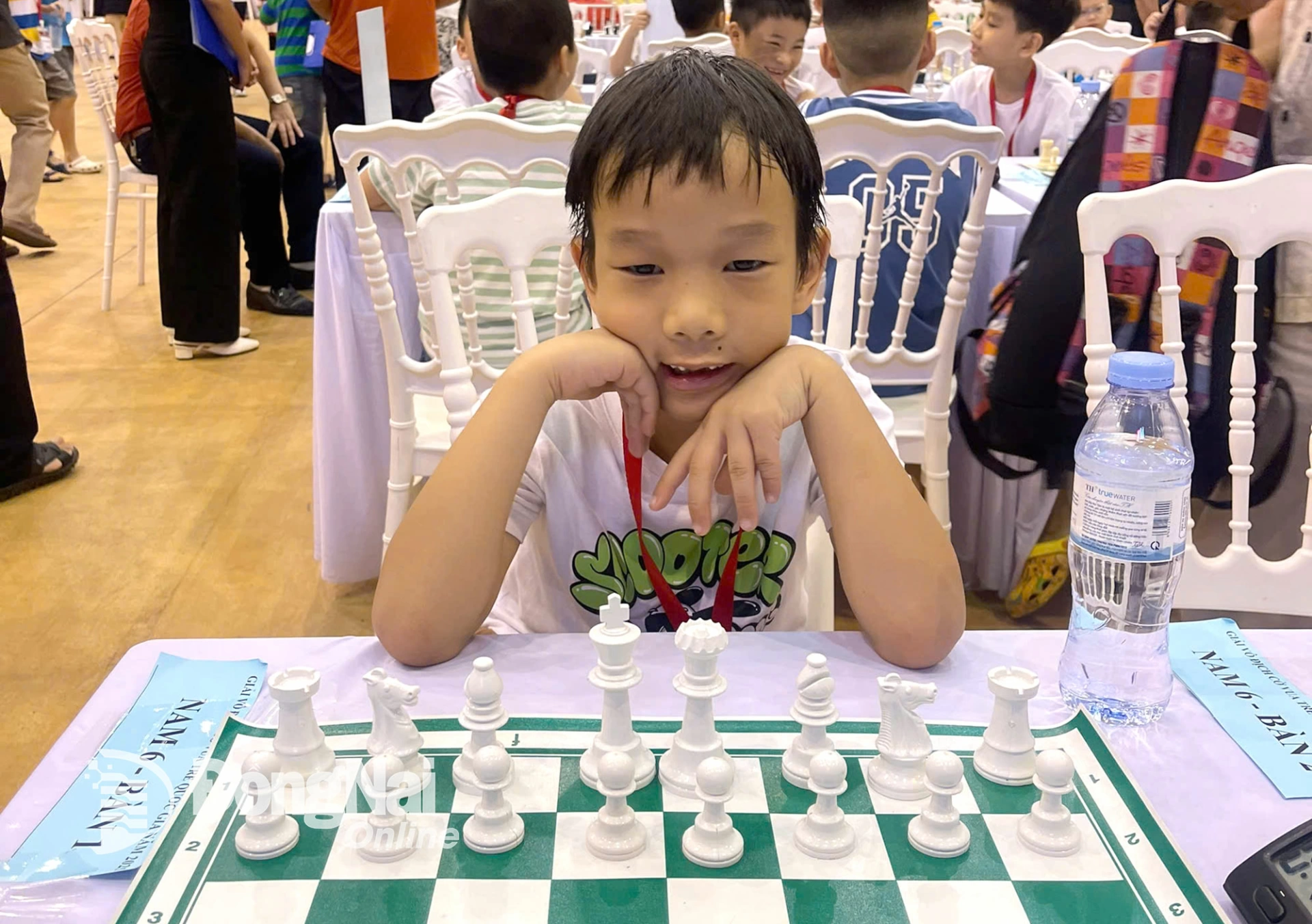 Kỳ thủ nhí Lê Minh Quang đạt 3 huy chương vàng, 1 huy chương bạc tại Giải vô địch cờ vua trẻ toàn quốc 2025. Ảnh: NVCC