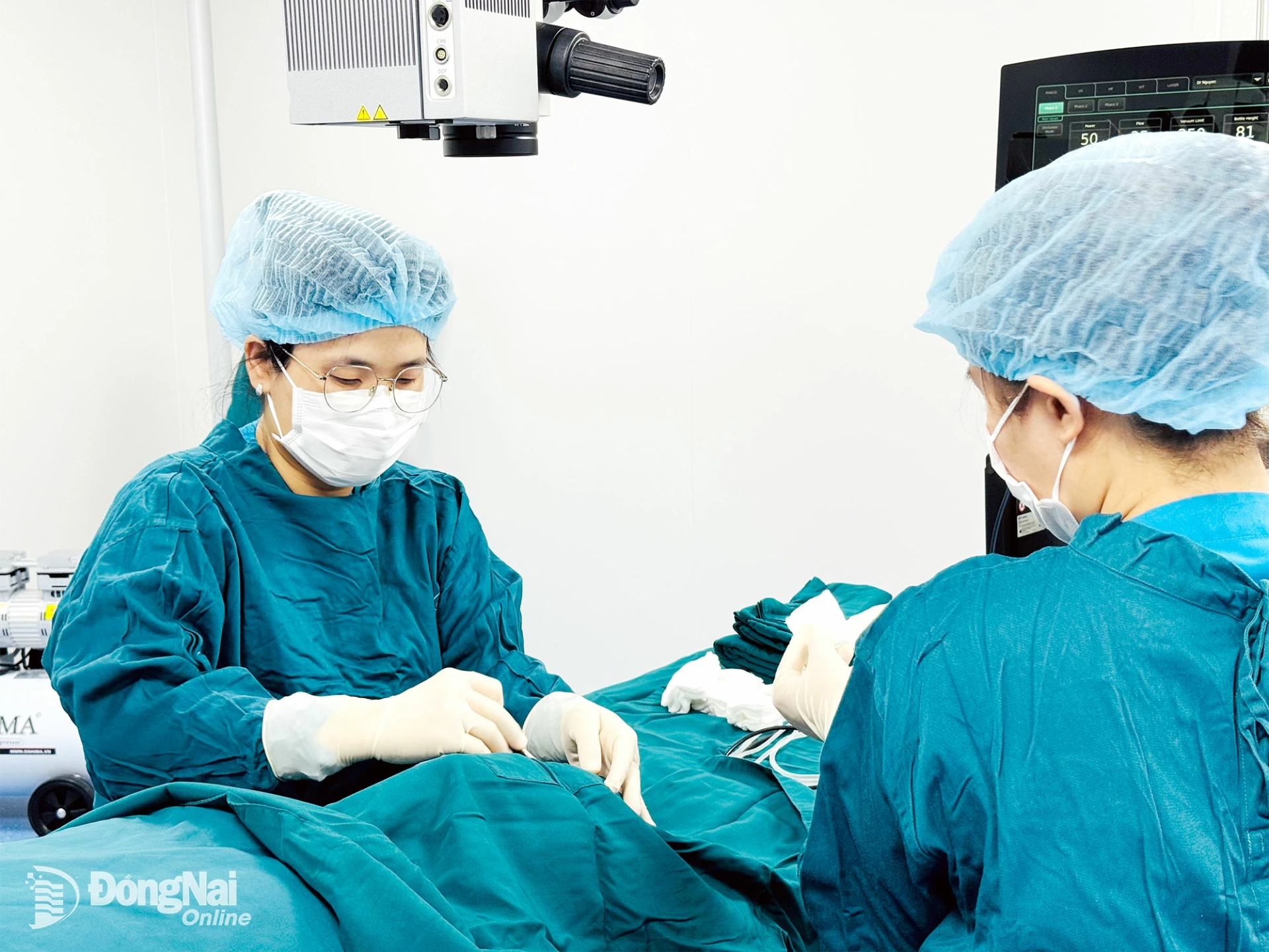 Một ca phẫu thuật phaco được thực hiện tại Bệnh viện Mắt Hà Nội - Đồng Nai. Ảnh: Hạnh Dung