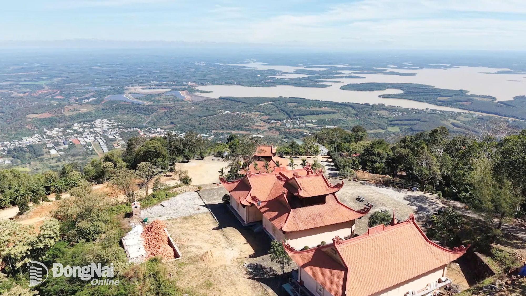 Trên đỉnh núi Bà Rá có thể ngắm toàn cảnh Phước Long, hồ Thác Mơ thơ mộng. Ảnh: Trương Hiện