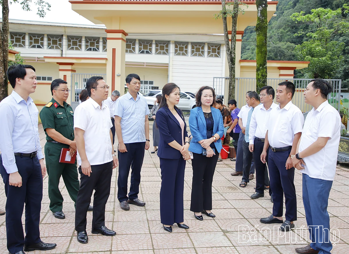 Phó Bí thư Tỉnh ủy Bùi Thị Minh: Vân Sơn phải chọn việc hiệu quả, làm đến cùng những việc có lợi cho dân