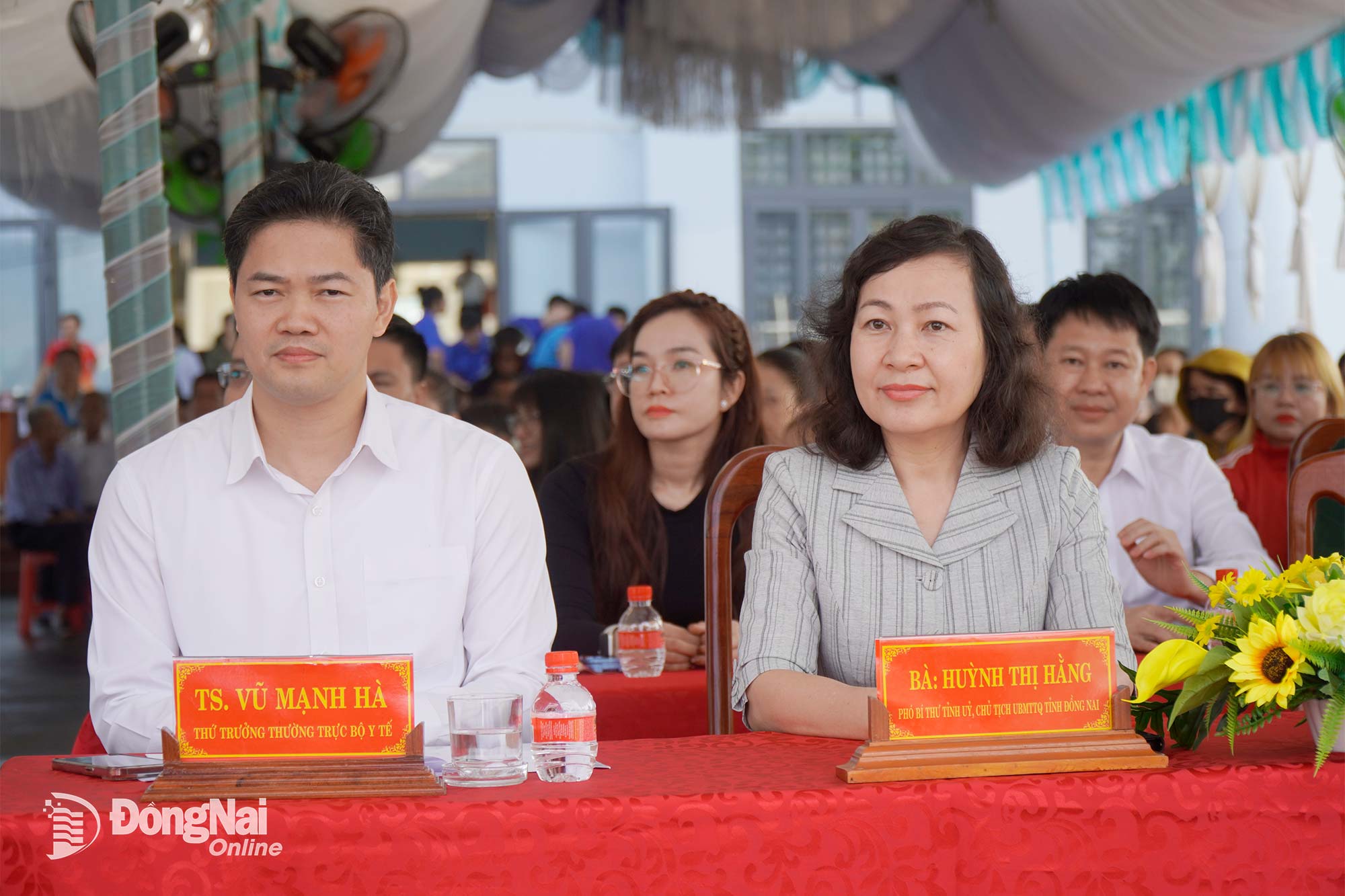 Ủy viên dự khuyết Trung ương Đảng, Thứ trưởng Thường trực Bộ Y tế Vũ Mạnh Hà và Phó Bí thư Tỉnh ủy, Chủ tịch Ủy ban MTTQ Việt Nam tỉnh Đồng Nai Huỳnh Thị Hằng tham dự chương trình. Ảnh: Vũ Nguyện    