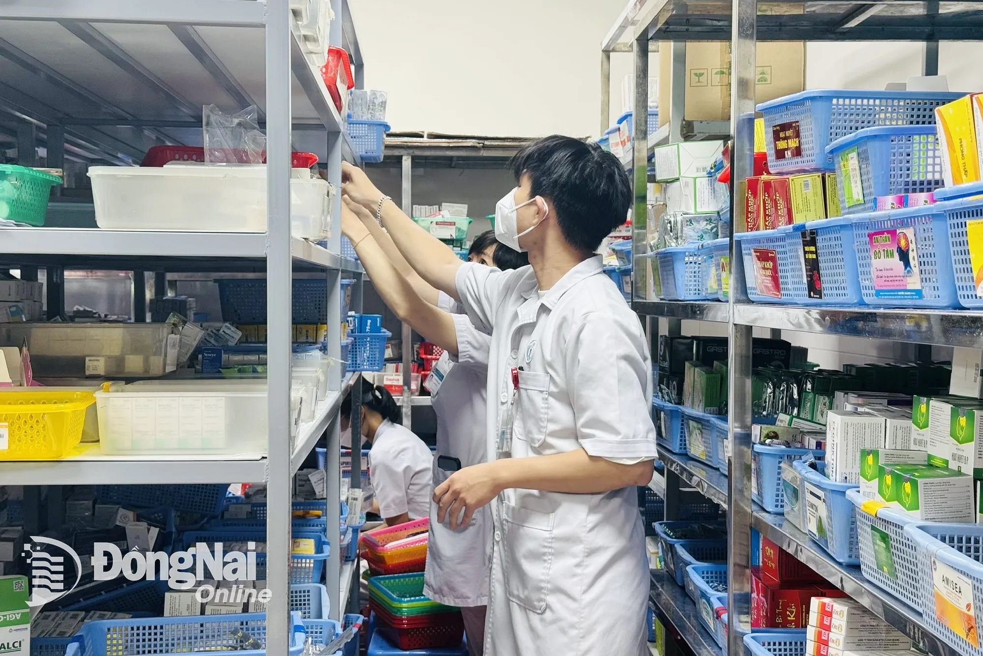 Dược sĩ soạn thuốc cho bệnh nhân theo đơn thuốc đã được liên thông trên hệ thống của Bệnh viện Đa khoa Thống Nhất. Ảnh: Hạnh Dung