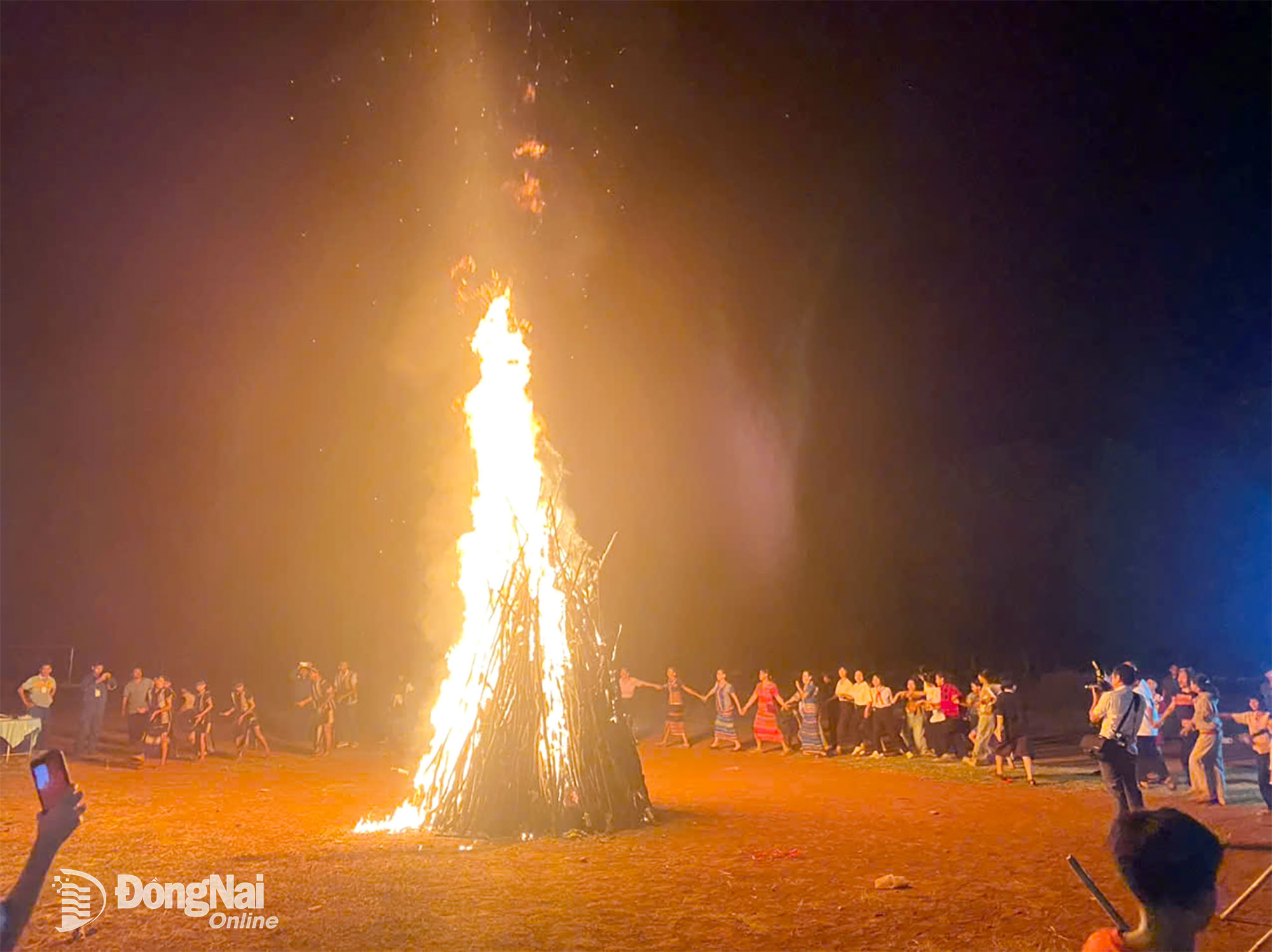 Đốt lửa trại v&agrave; giao lưu cồng chi&ecirc;ng tại lễ hội. Ảnh: Trương Hiện