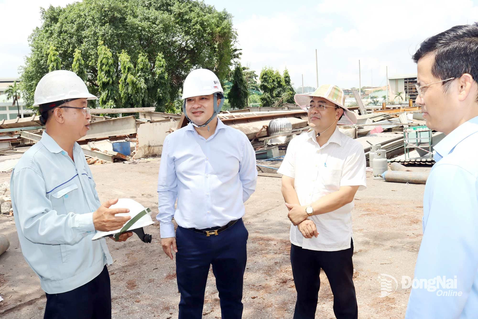   Lãnh đạo UBND tỉnh trao đổi với đại diện doanh nghiệp. Ảnh: Hoàng Lộc