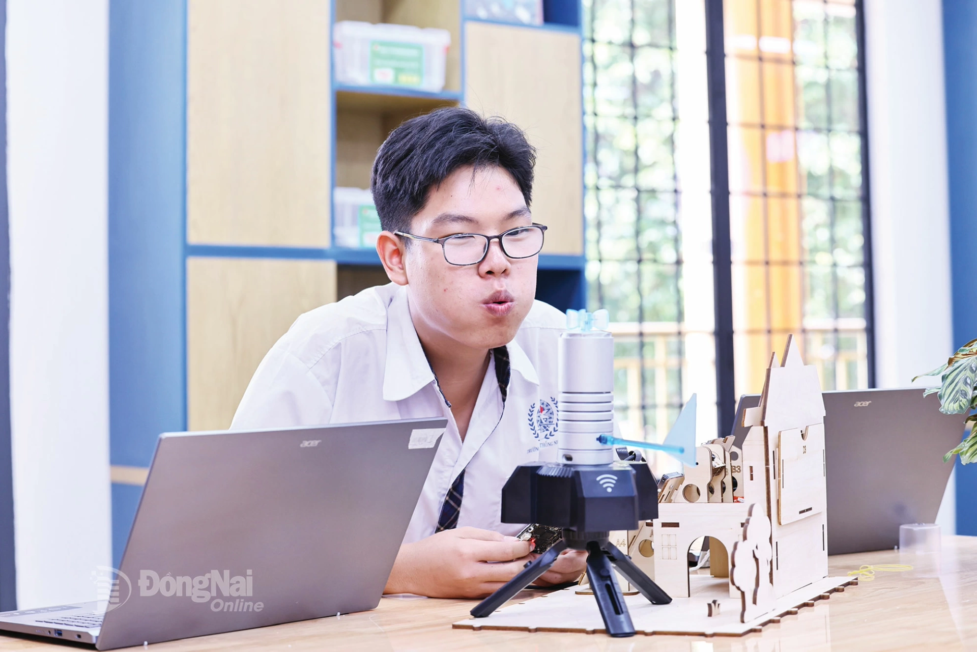 Học sinh h&agrave;o hứng thực h&agrave;nh với thiết bị  đo tốc độ v&agrave; hướng gi&oacute; th&ocirc;ng minh.