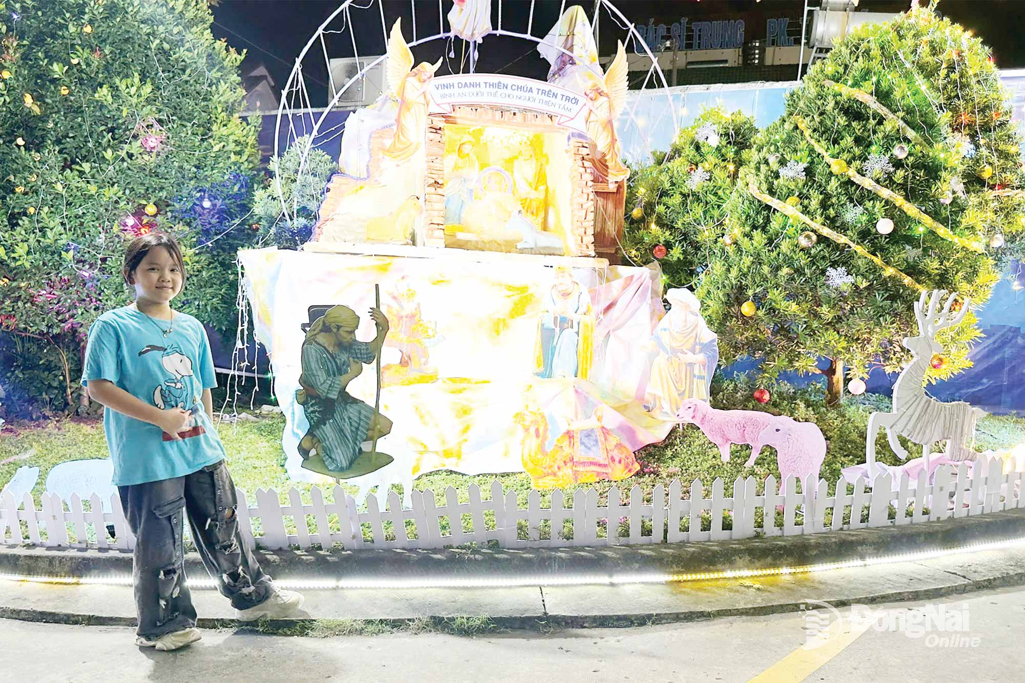 Một em nhỏ b&ecirc;n tiểu cảnh hang đ&aacute; B&ecirc;lem (ở phường Tam Hiệp). Ảnh: Hồng thoại    