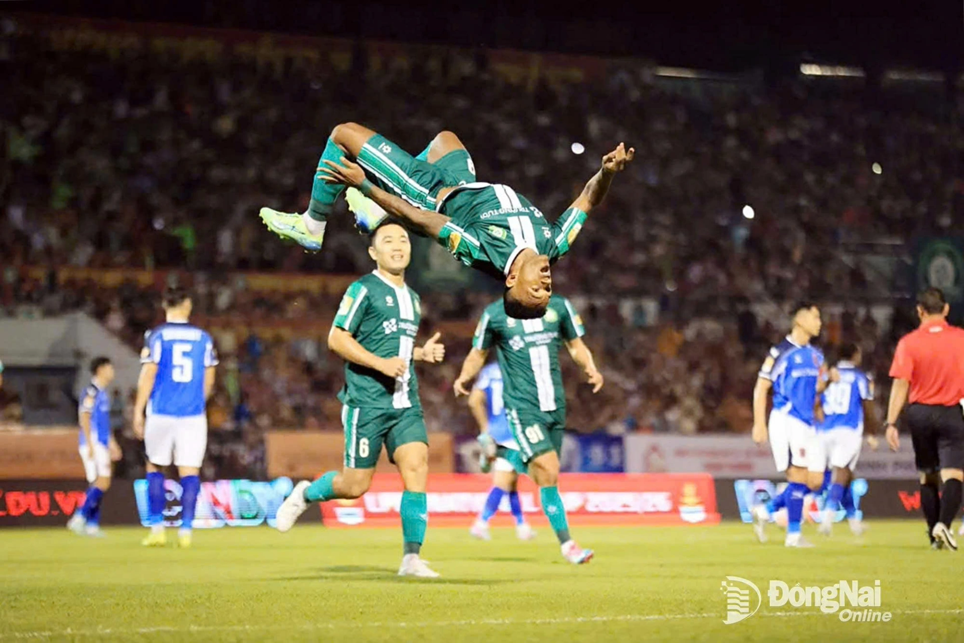 Tiền đạo ngoại của Trường Tươi Đồng Nai, Alex Sandro có pha santo ăn mừng bàn mở tỷ số. Ảnh: Như Nam