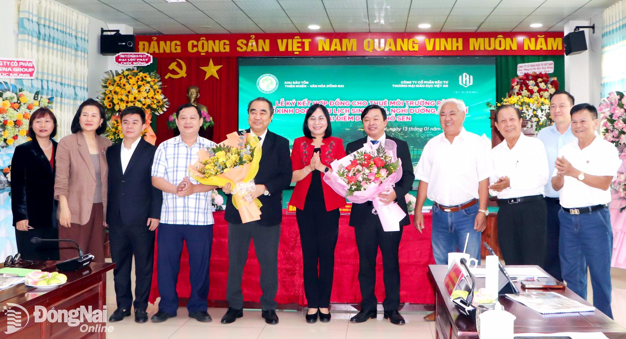 Tỉnh ủy vi&ecirc;n, Ph&oacute; Chủ tịch UBND tỉnh Đồng Nai Nguyễn Thị Ho&agrave;ng tặng hoa ch&uacute;c mừng c&aacute;c đơn vị tại lễ k&yacute; kết. Ảnh: Ngọc Li&ecirc;n