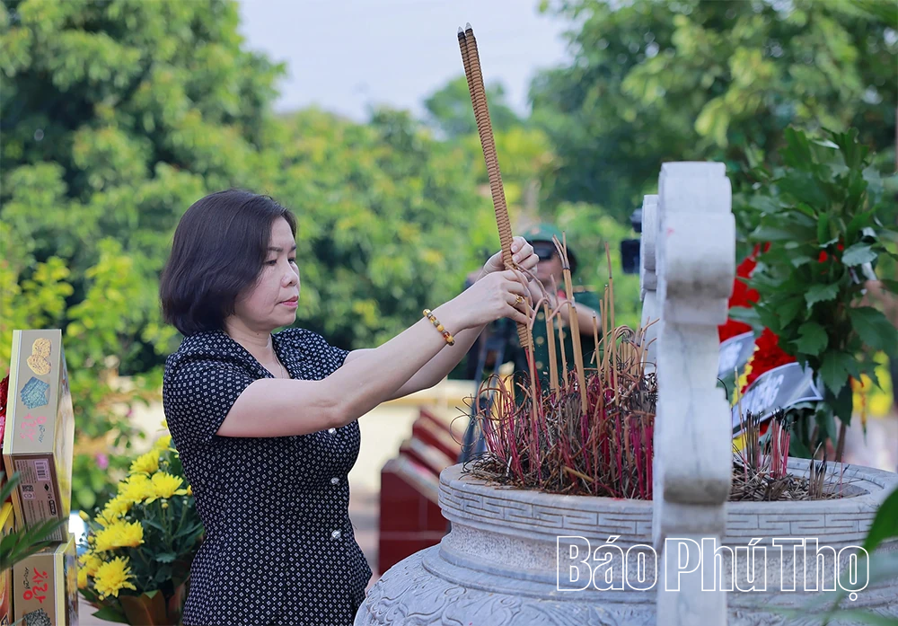 Dâng hương tưởng niệm các Anh hùng liệt sĩ và triển khai lấy mẫu hài cốt liệt sĩ chưa xác định được thông tin