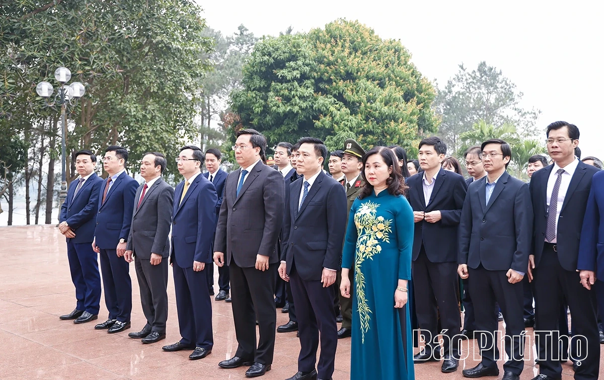 L&atilde;nh đạo tỉnh d&acirc;ng hương tại Nh&agrave; lưu niệm B&aacute;c Hồ v&agrave; Đ&agrave;i tưởng niệm c&aacute;c Anh h&ugrave;ng liệt sĩ Vĩnh Ph&uacute;c