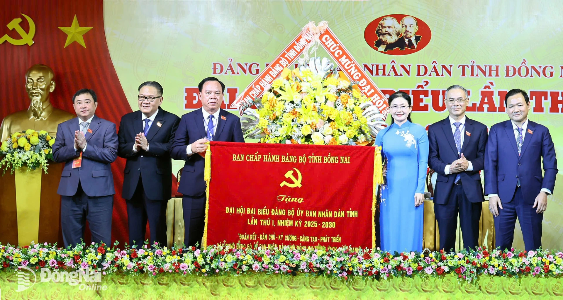 Đồng chí Tôn Ngọc Hạnh, Ủy viên dự khuyết Trung ương Đảng, Phó Bí thư Thường trực Tỉnh ủy, Chủ tịch HĐND tỉnh, trao hoa và Bức trướng của Ban Chấp hành Đảng bộ tỉnh tặng Đại hội Đại biểu Đảng bộ UBND tỉnh lần thứ I, nhiệm kỳ 2025-2030. Ảnh: CÔNG NGHĨA