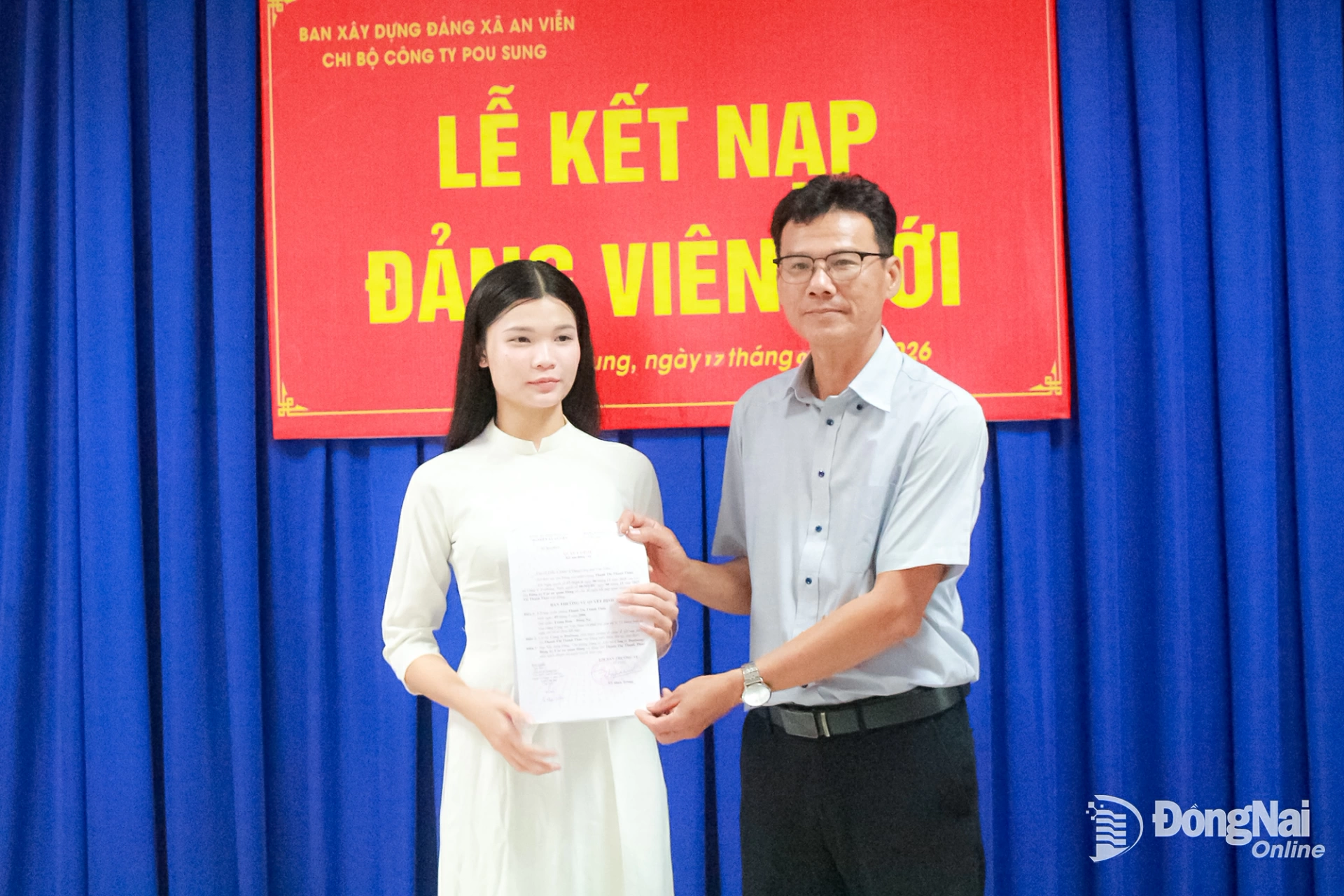 Chi bộ Công ty TNHH Pou Sung Việt Nam tổ chức lễ kết nạp đảng viên mới. Ảnh: N.Hòa