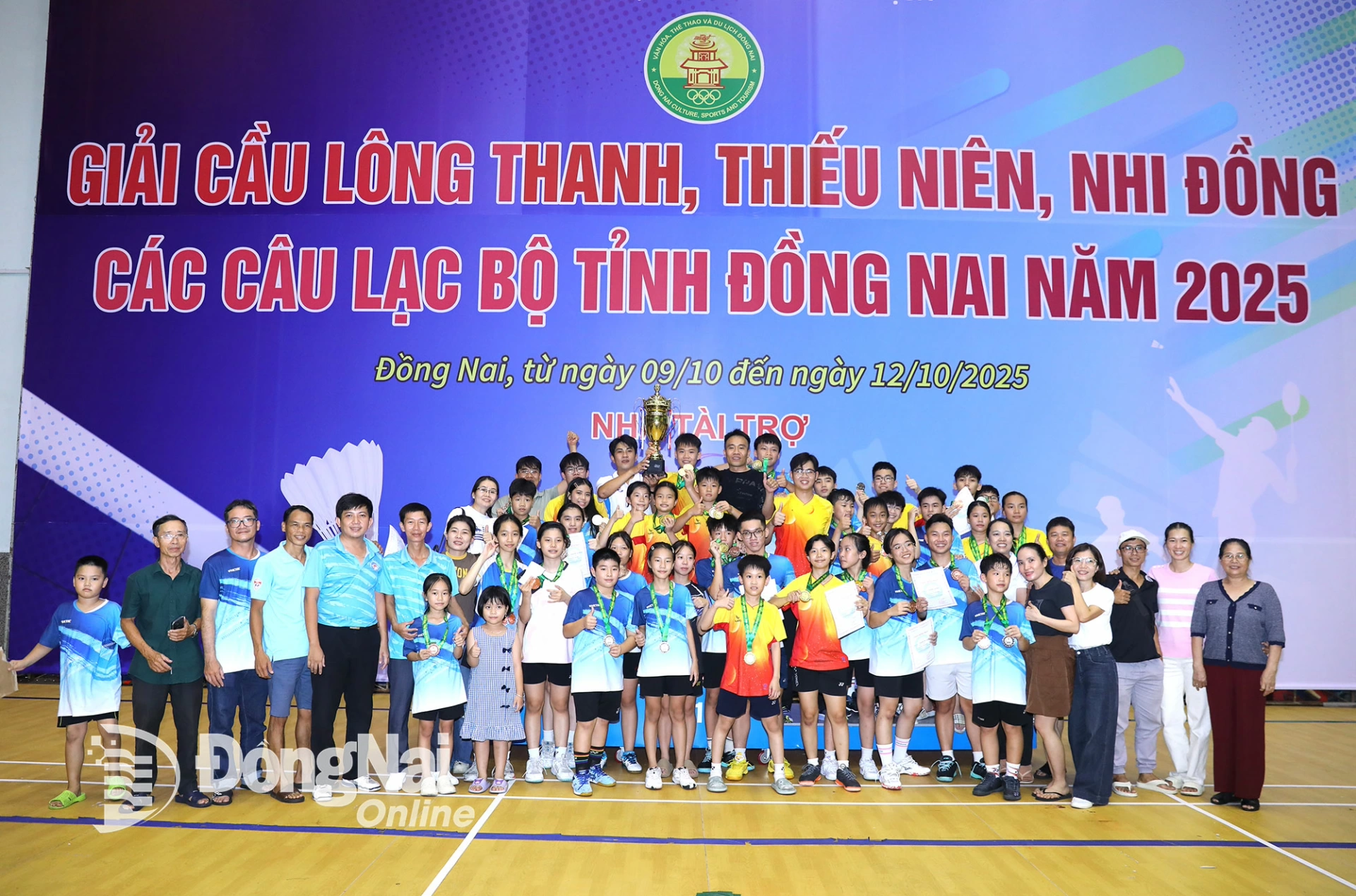 Các thành viên câu lạc bộ Phố Núi tại lễ bế mạc. Ảnh: Huy Anh