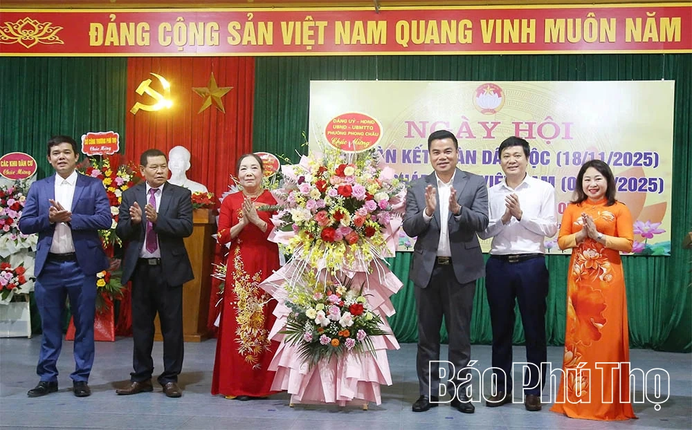 Đồng chí Vi Mạnh Hùng dự Ngày hội đại đoàn kết toàn dân tộc tại khu 11, phường Phong Châu