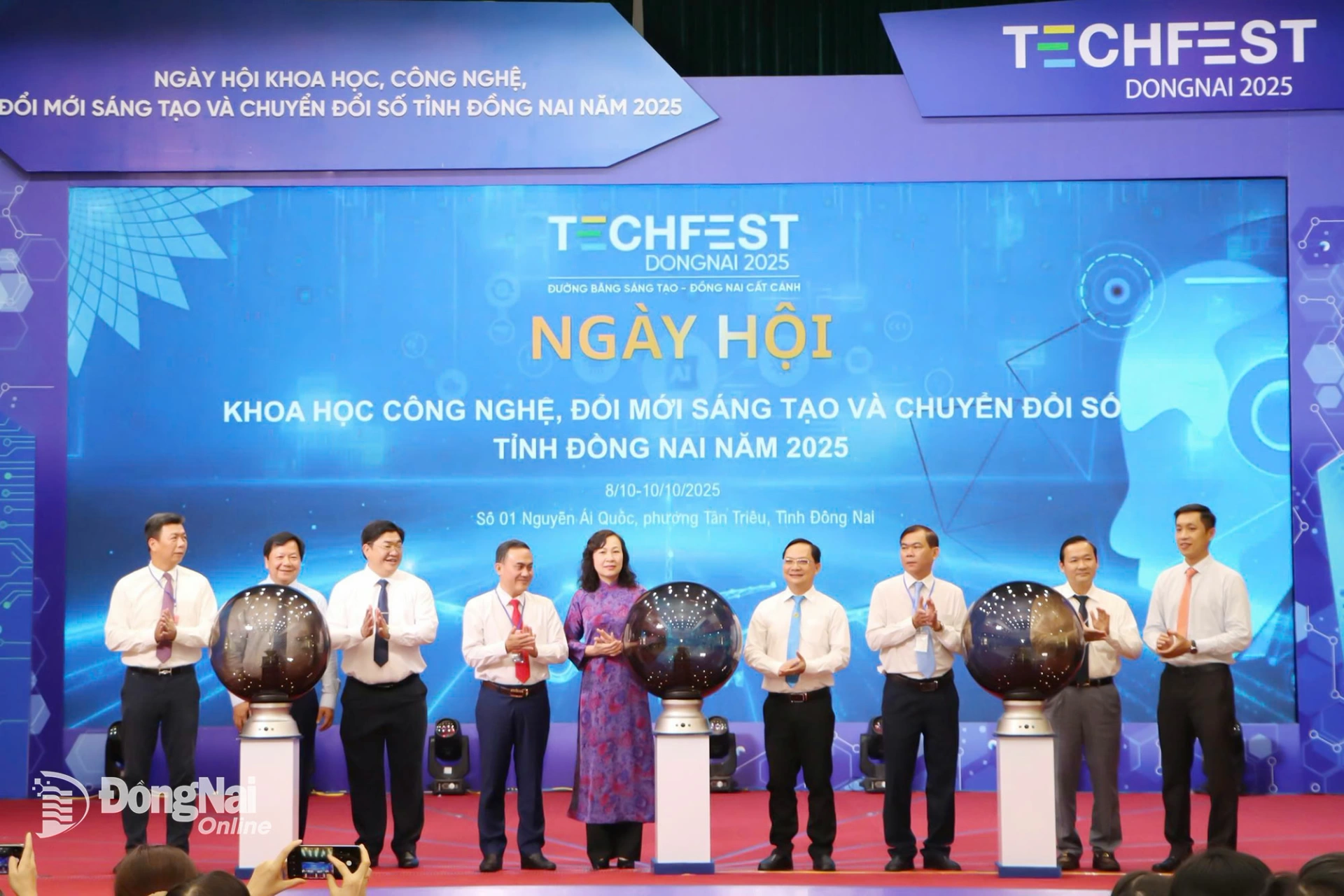 Các đại biểu thực hiện nghi thức nhấn nút khai mạc sự kiện Techfest Dong Nai 2025. Ảnh: Hải Quân