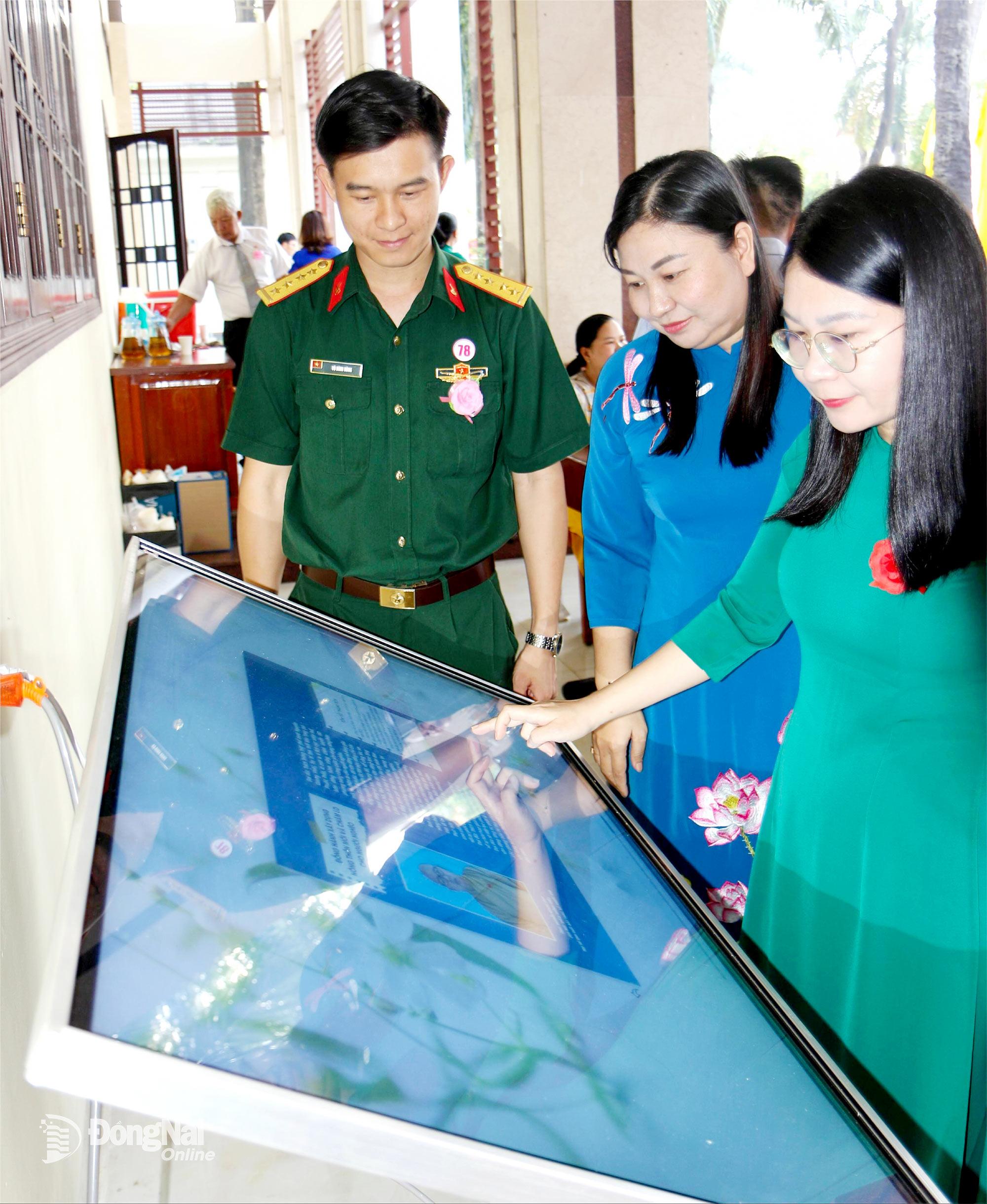 C&aacute;c đại biểu tham dự hội nghị xem giới thiệu về &ldquo;Gương người tốt, việc tốt, điển h&igrave;nh ti&ecirc;n tiến&rdquo; tỉnh Đồng Nai năm 2025. Ảnh: Văn Truy&ecirc;n