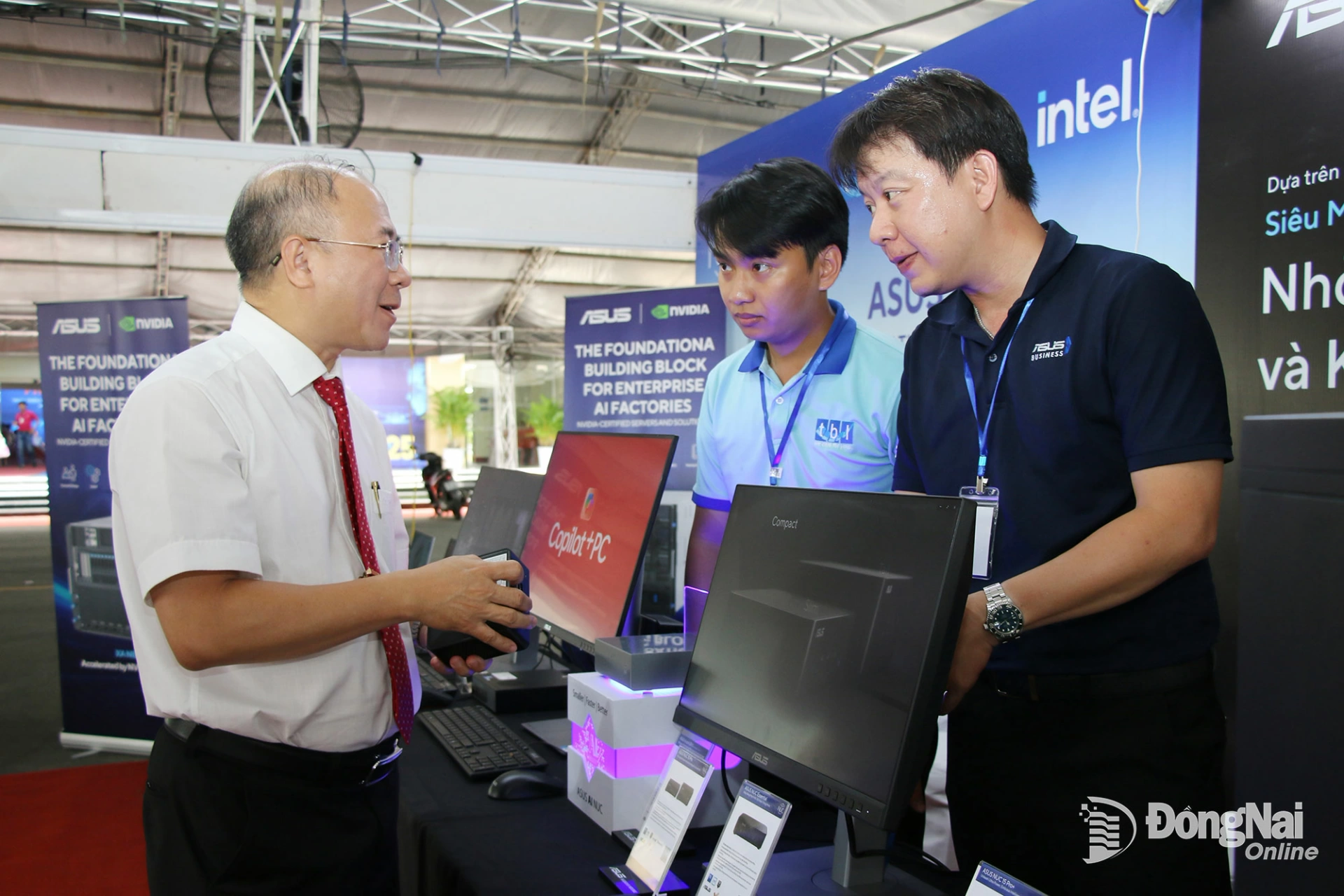 Lãnh đạo Sở Khoa học và Công nghệ tỉnh Đồng Nai tham quan triển lãm công nghệ số tại sự kiện Techfest Dong Nai 2025. Ảnh: Hải Quân