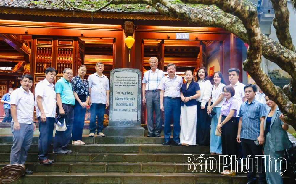 Khảo sát thực tế phục vụ Hội thảo “Chủ tịch Hồ Chí Minh với Khu Di tích lịch sử quốc gia đặc biệt Đền Hùng”