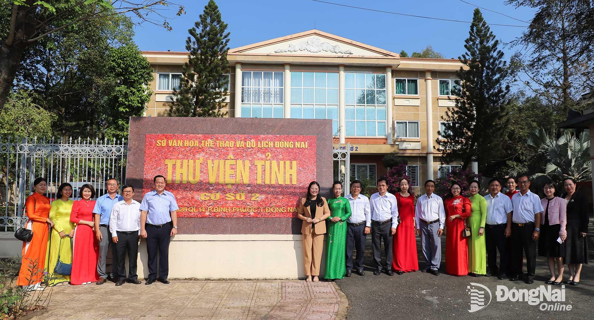 C&aacute;c đại biểu thực hiện nghi thức c&ocirc;ng bố hoạt động Thư viện tỉnh Đồng Nai cơ sở 2, phường B&igrave;nh Phước. Ảnh: My Ny