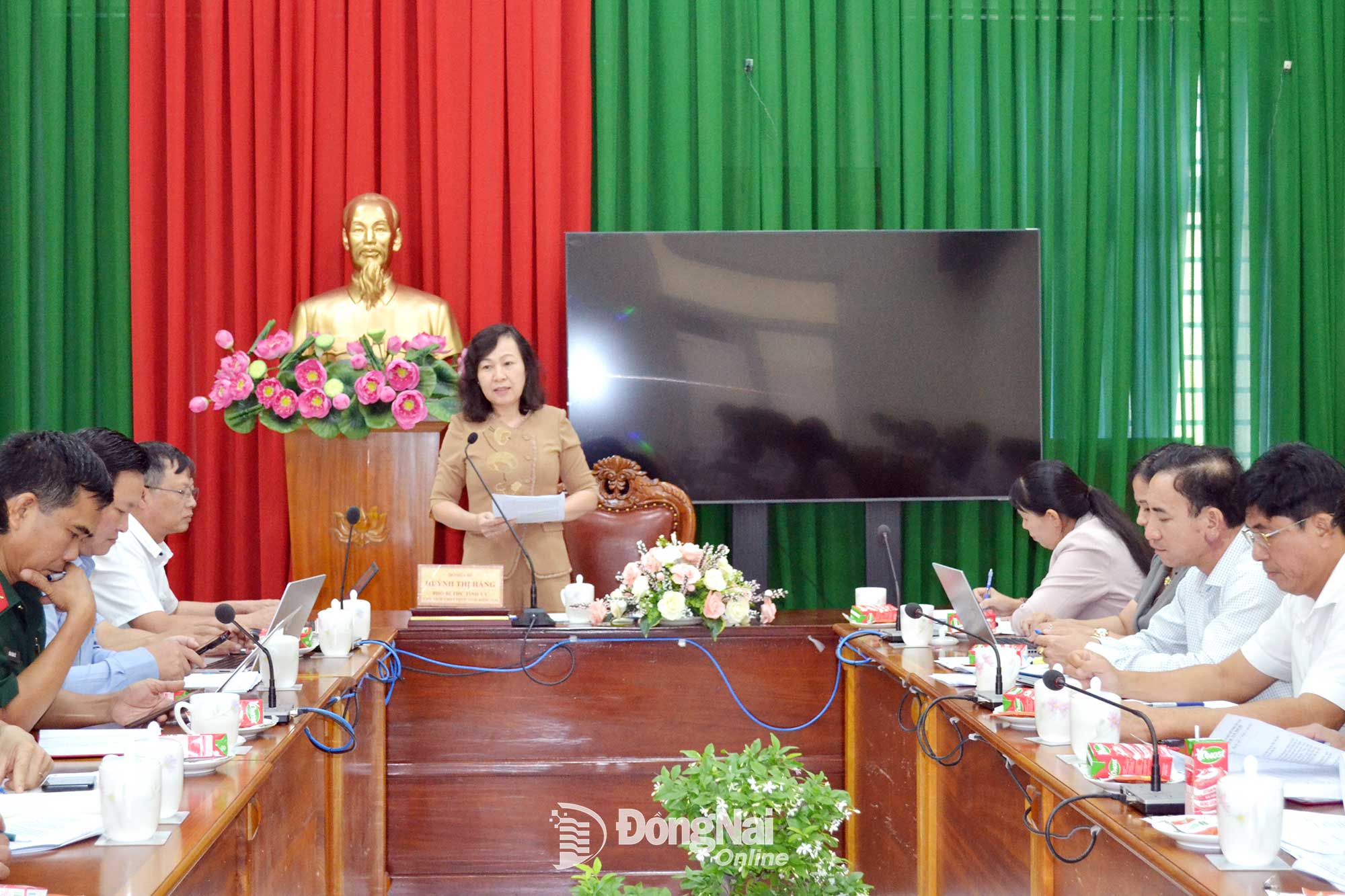 Đồng chí Huỳnh Thị Hằng, Phó Bí thư Tỉnh ủy, Chủ tịch Ủy ban MTTQ Việt Nam tỉnh Đồng Nai phát biểu chỉ đạo tại hội nghị. Ảnh: Phương Hằng