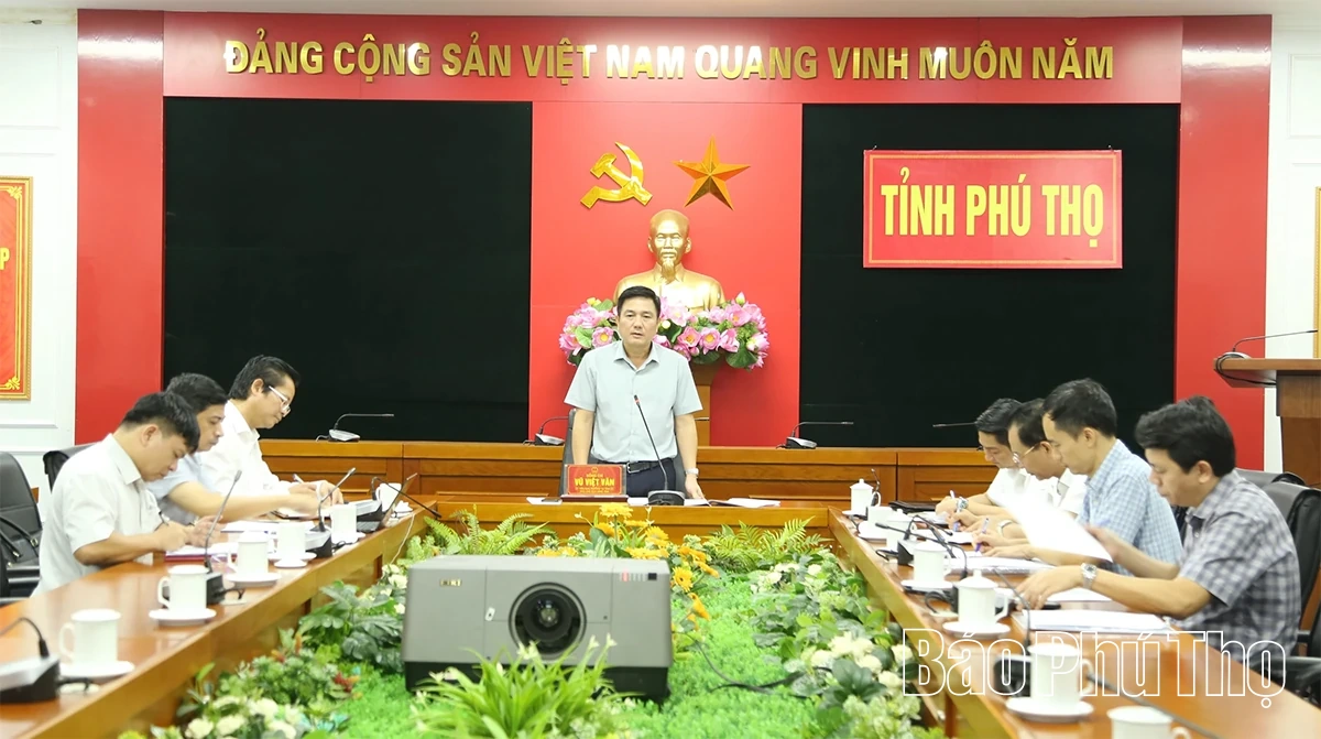 Phó Chủ tịch UBND tỉnh Vũ Việt Văn nghe báo cáo tiến độ thực hiện các dự án nhà ở xã hội