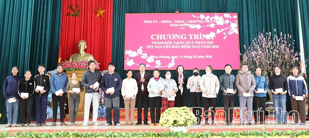 Phó Chủ tịch HĐND tỉnh Nguyễn Thị Cẩm Phương trao quà Tết tại Hợp Kim, Cao Dương, Liên Sơn