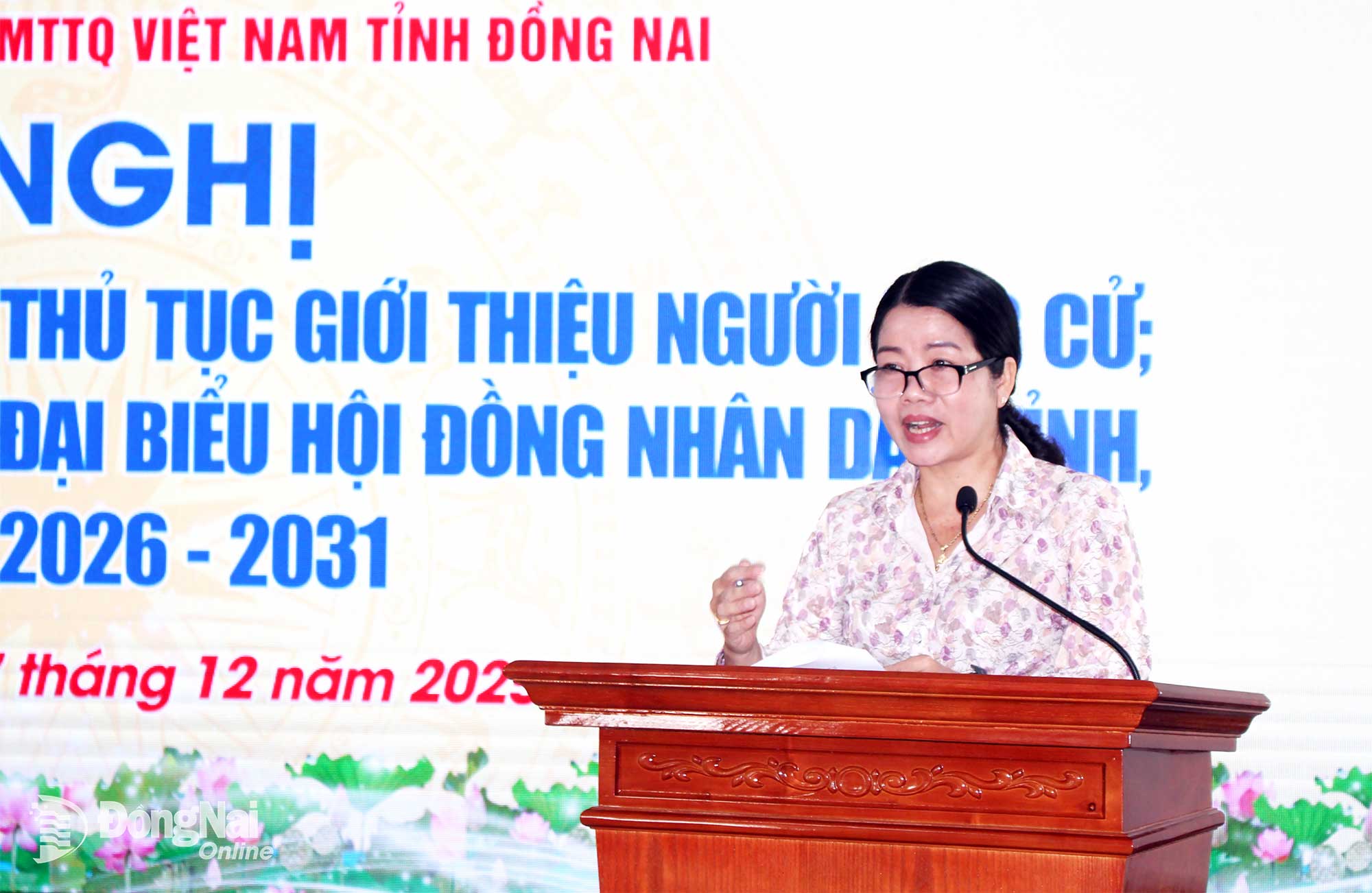 Phó Chủ tịch Ủy ban MTTQ Việt Nam tỉnh Đồng Nai Lưu Thị Hà trao đổi làm rõ thêm nội dung các đại biểu nêu ý kiến tại hội nghị. Ảnh: Hồ Thảo